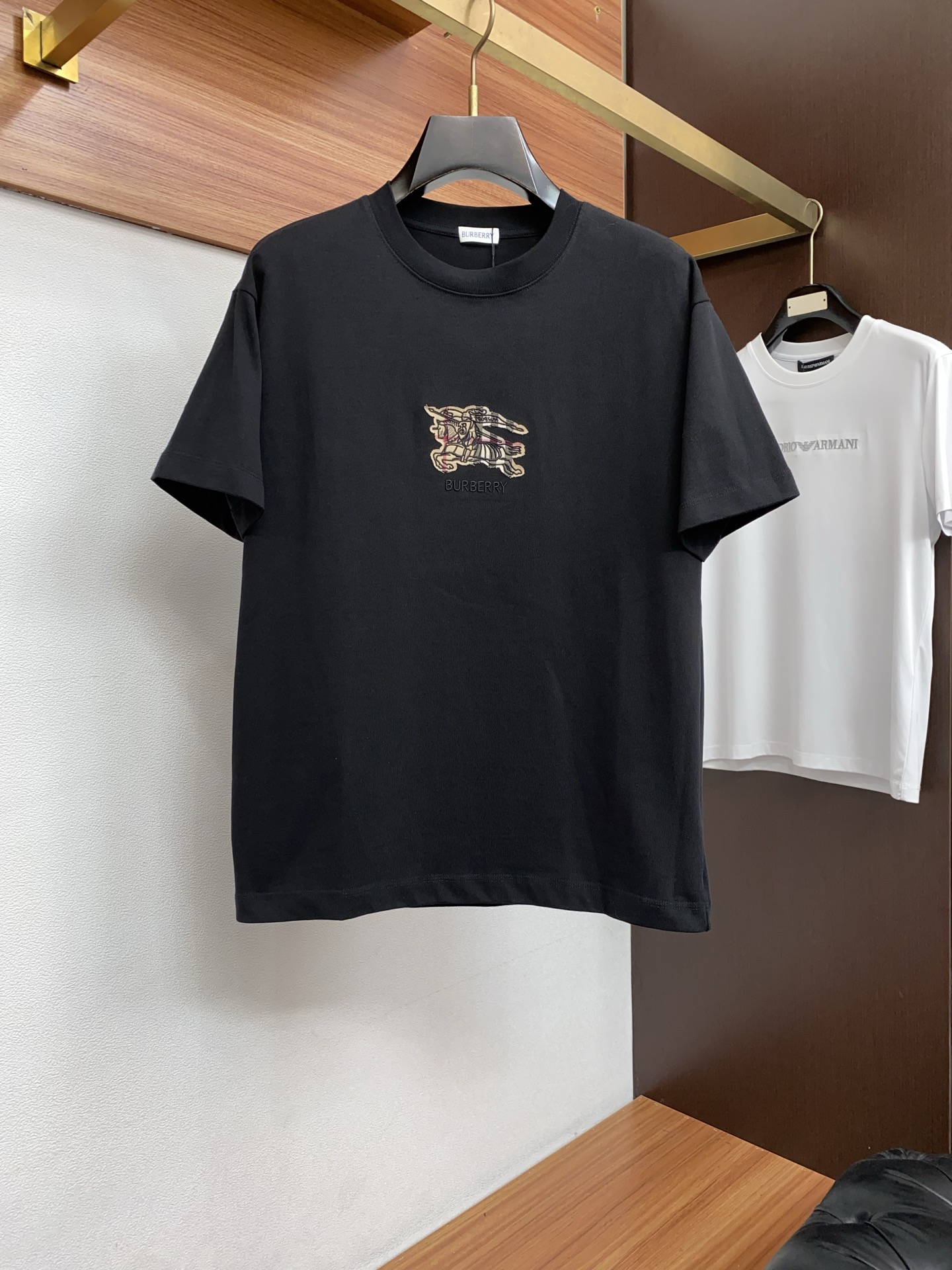 2026新款AW新品，时尚休闲打短袖 专柜同步有售，定制长绒棉面料，工艺极度复杂，视觉相当雅致时髦，高贵