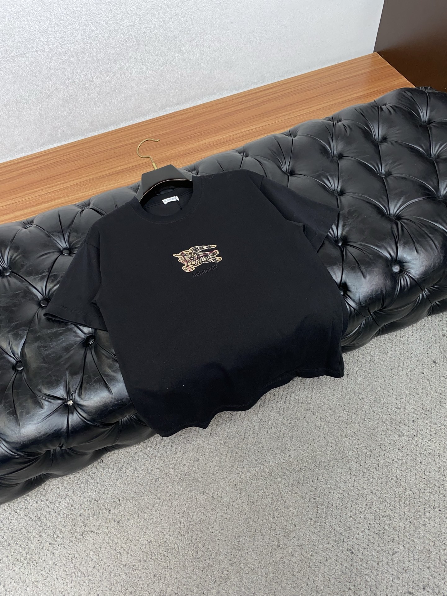 2026新款AW新品，时尚休闲打短袖 专柜同步有售，定制长绒棉面料，工艺极度复杂，视觉相当雅致时髦，高贵