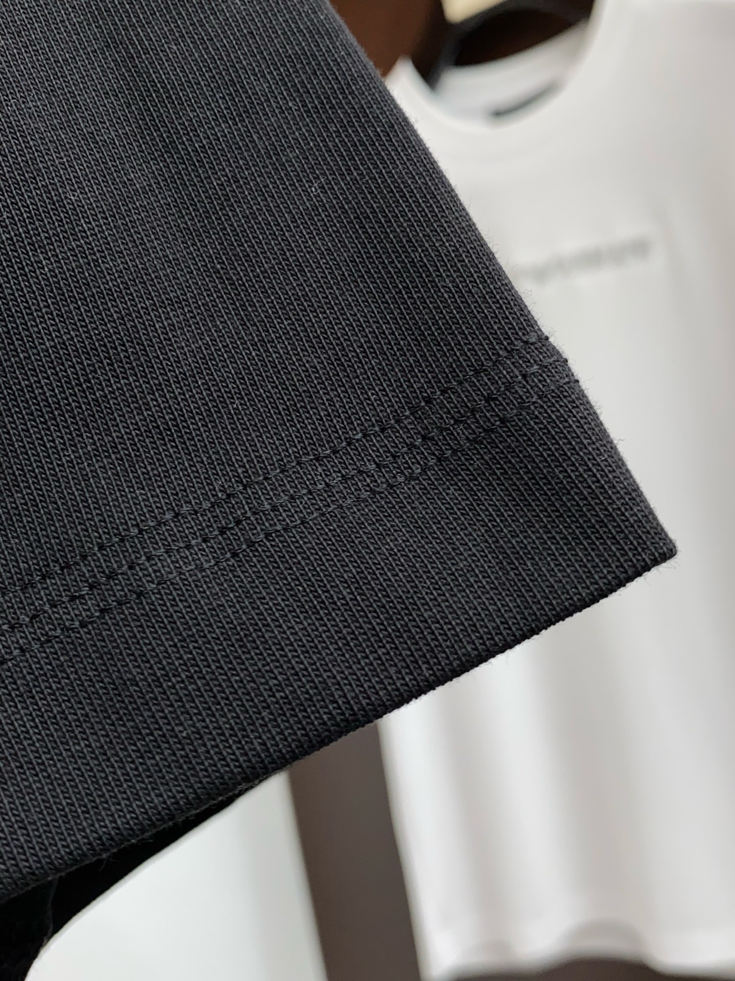 2026新款AW新品，时尚休闲打短袖 专柜同步有售，定制长绒棉面料，工艺极度复杂，视觉相当雅致时髦，高贵