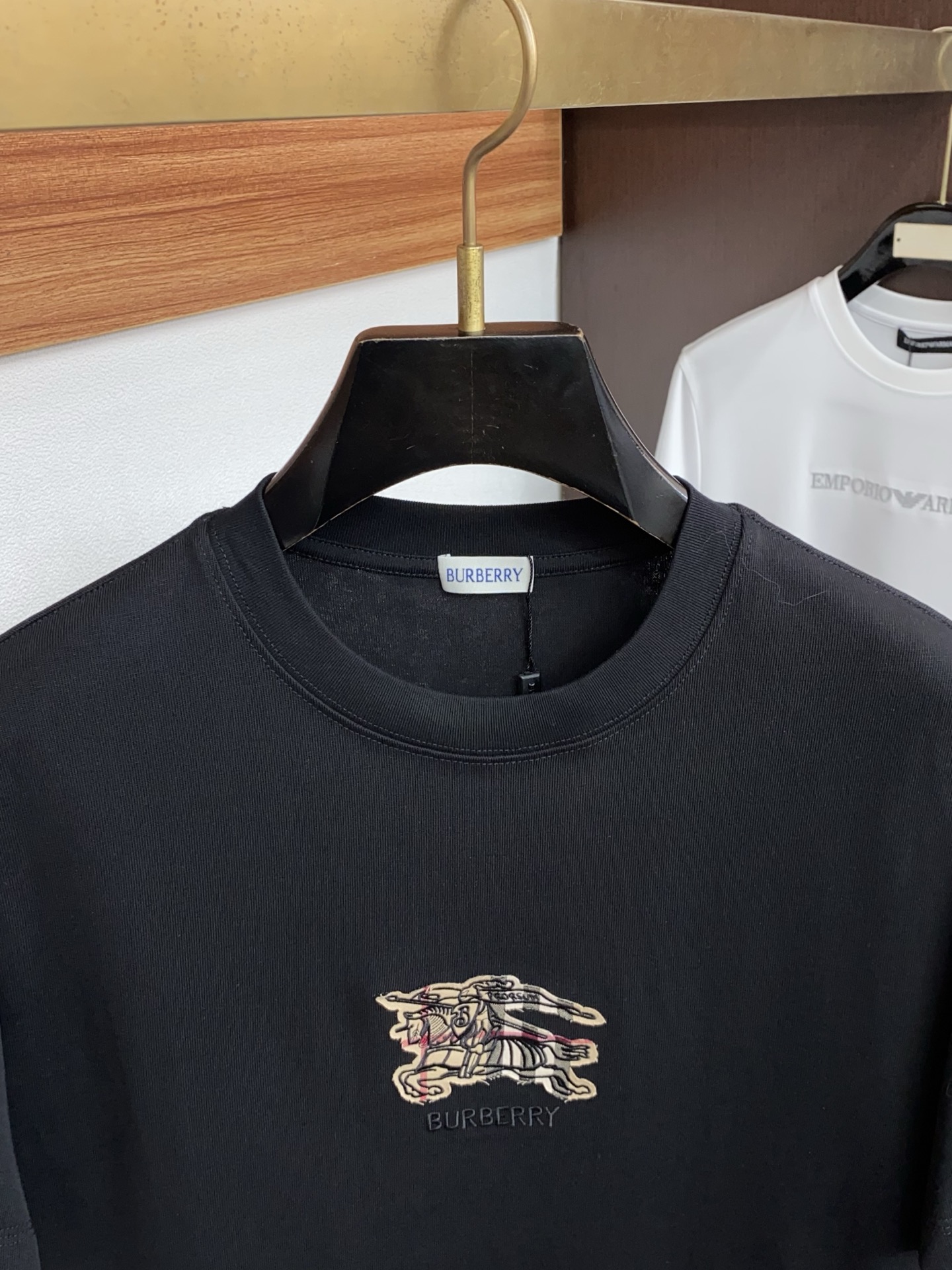 2026新款AW新品，时尚休闲打短袖 专柜同步有售，定制长绒棉面料，工艺极度复杂，视觉相当雅致时髦，高贵