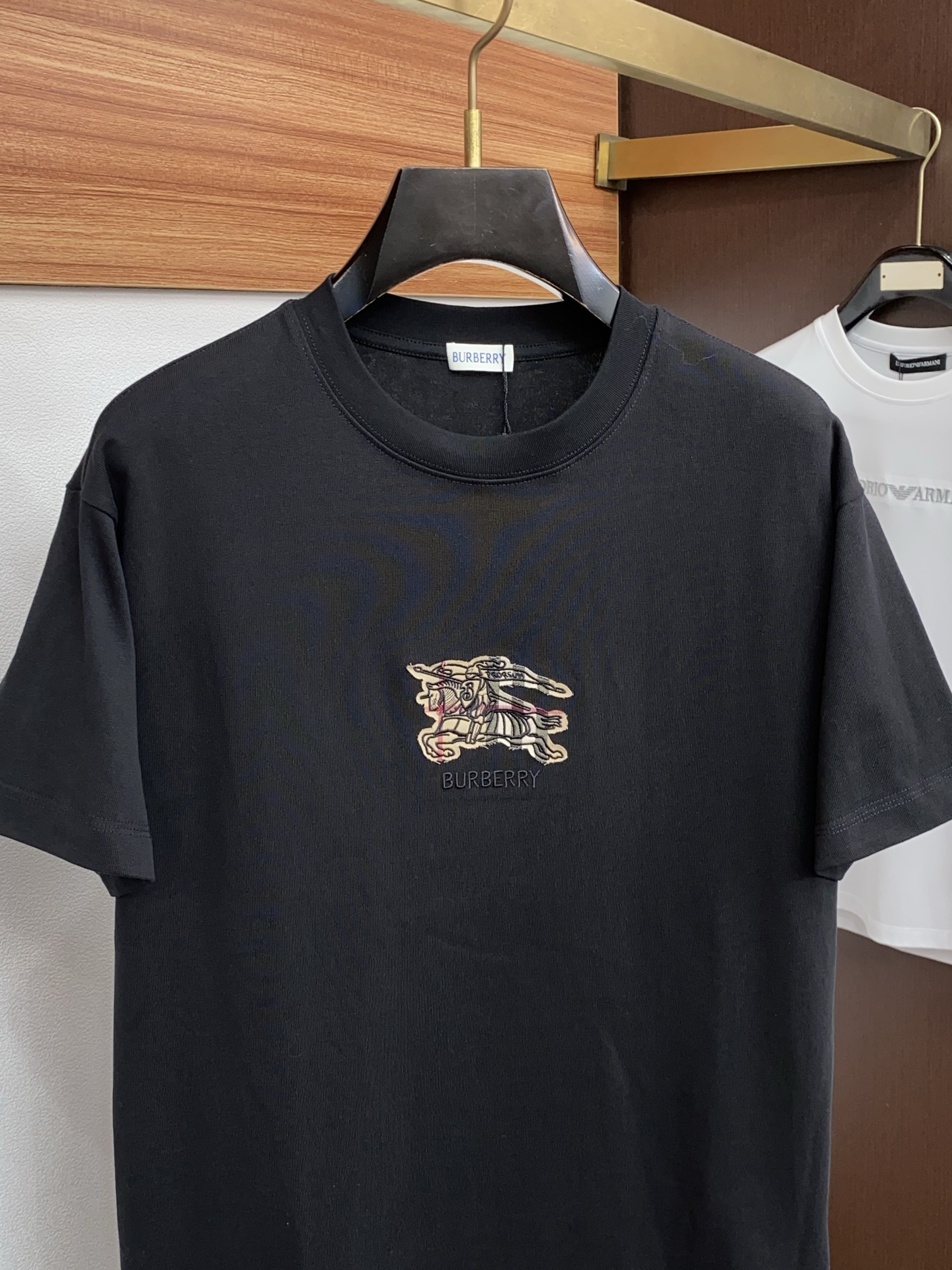 2026新款AW新品，时尚休闲打短袖 专柜同步有售，定制长绒棉面料，工艺极度复杂，视觉相当雅致时髦，高贵