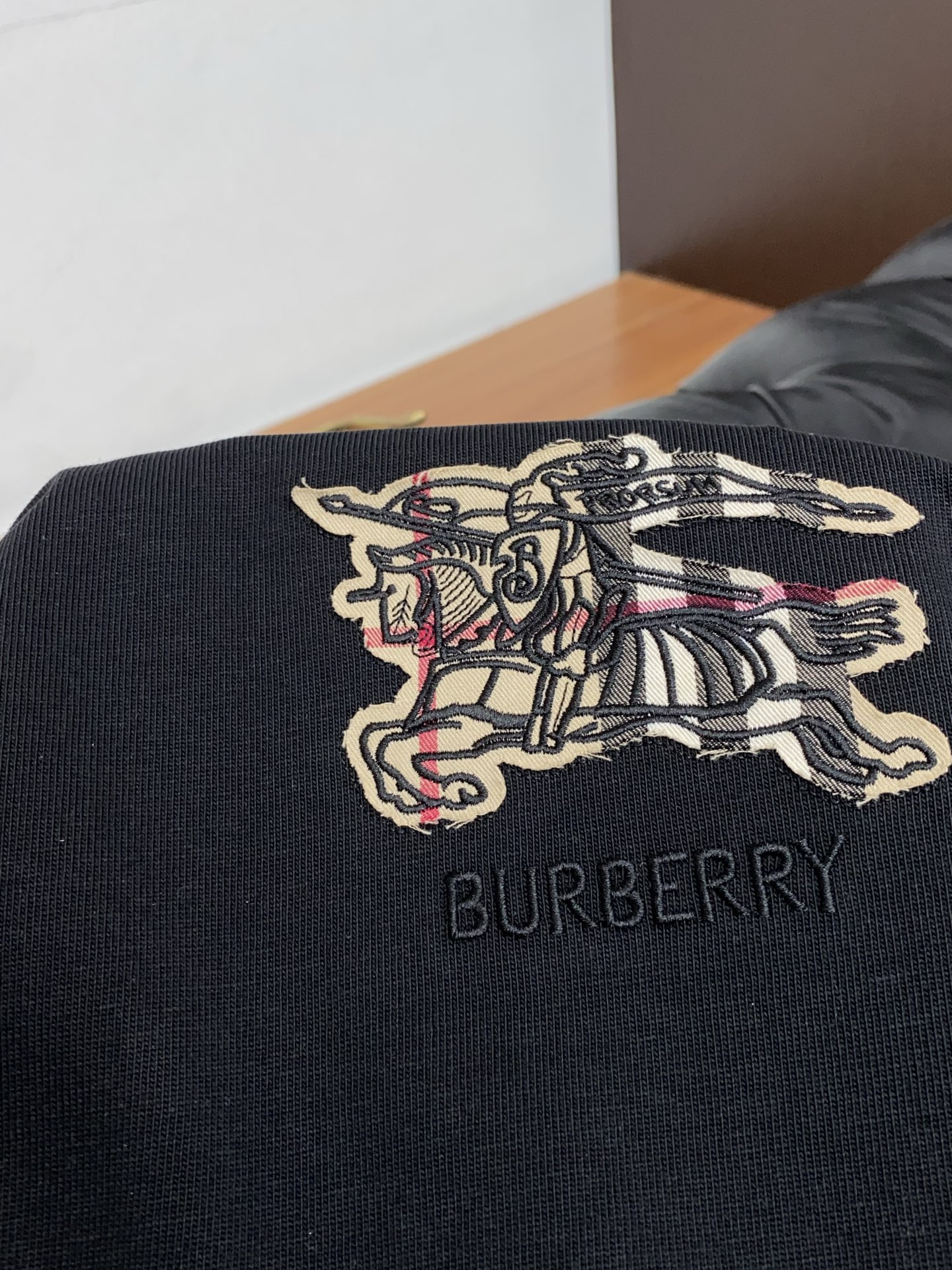 2026新款AW新品，时尚休闲打短袖 专柜同步有售，定制长绒棉面料，工艺极度复杂，视觉相当雅致时髦，高贵