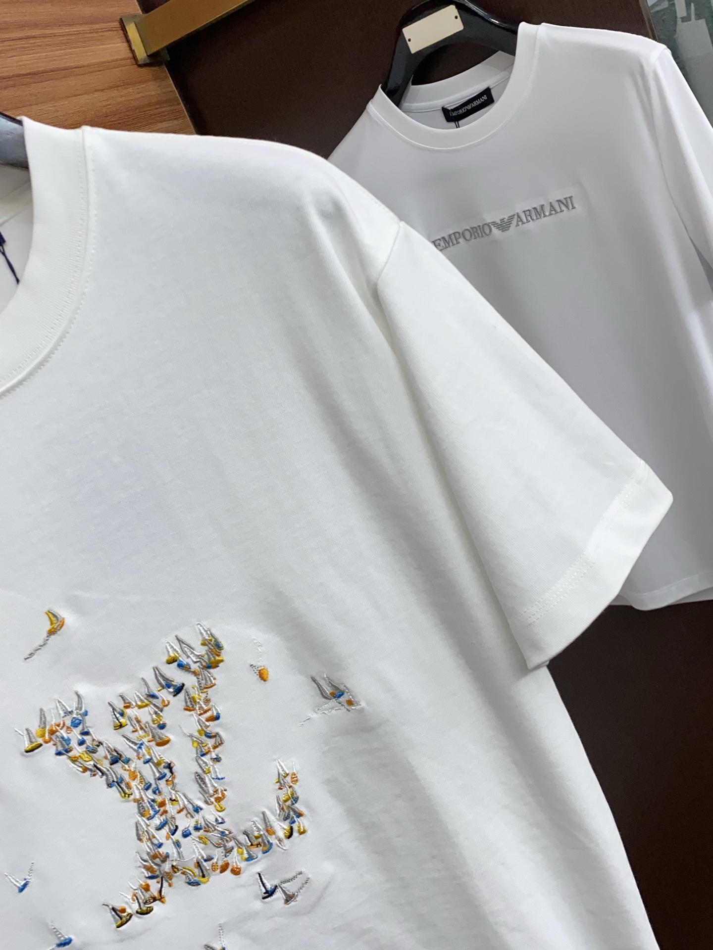 2026新款AW新品，时尚休闲打短袖 专柜同步有售，定制长绒棉面料，工艺极度复杂，视觉相当雅致时髦，高贵