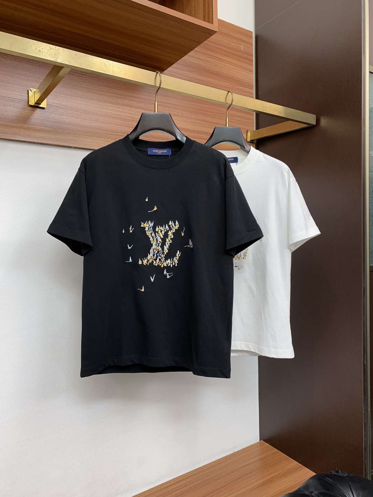 2026新款AW新品，时尚休闲打短袖 专柜同步有售，定制长绒棉面料，工艺极度复杂，视觉相当雅致时髦，高贵