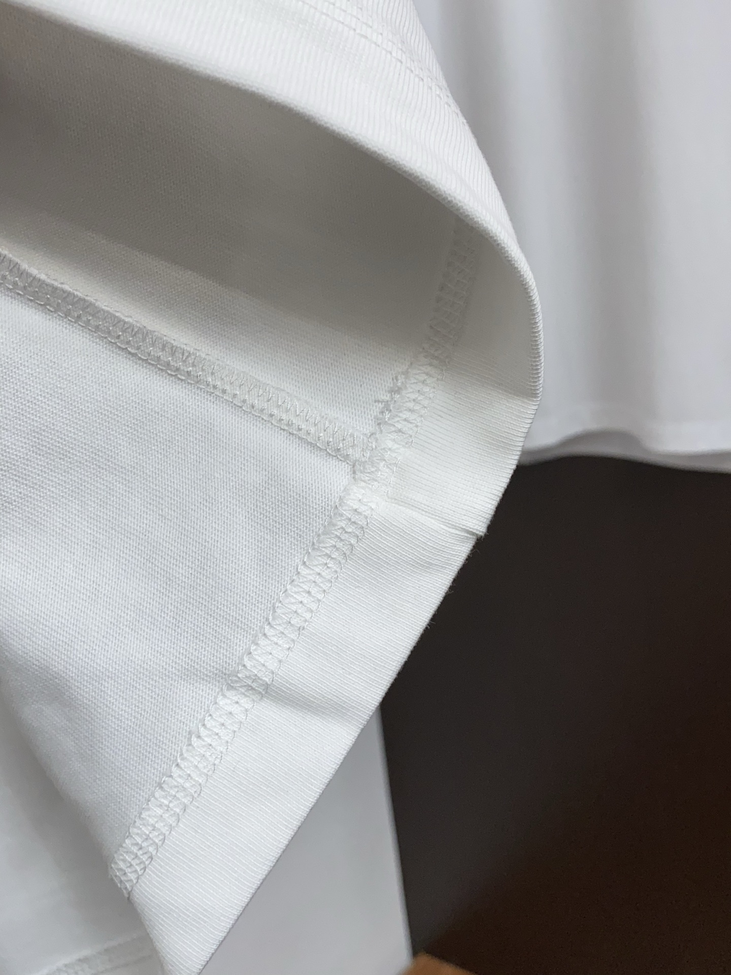 2026新款AW新品，时尚休闲打短袖 专柜同步有售，定制长绒棉面料，工艺极度复杂，视觉相当雅致时髦，高贵