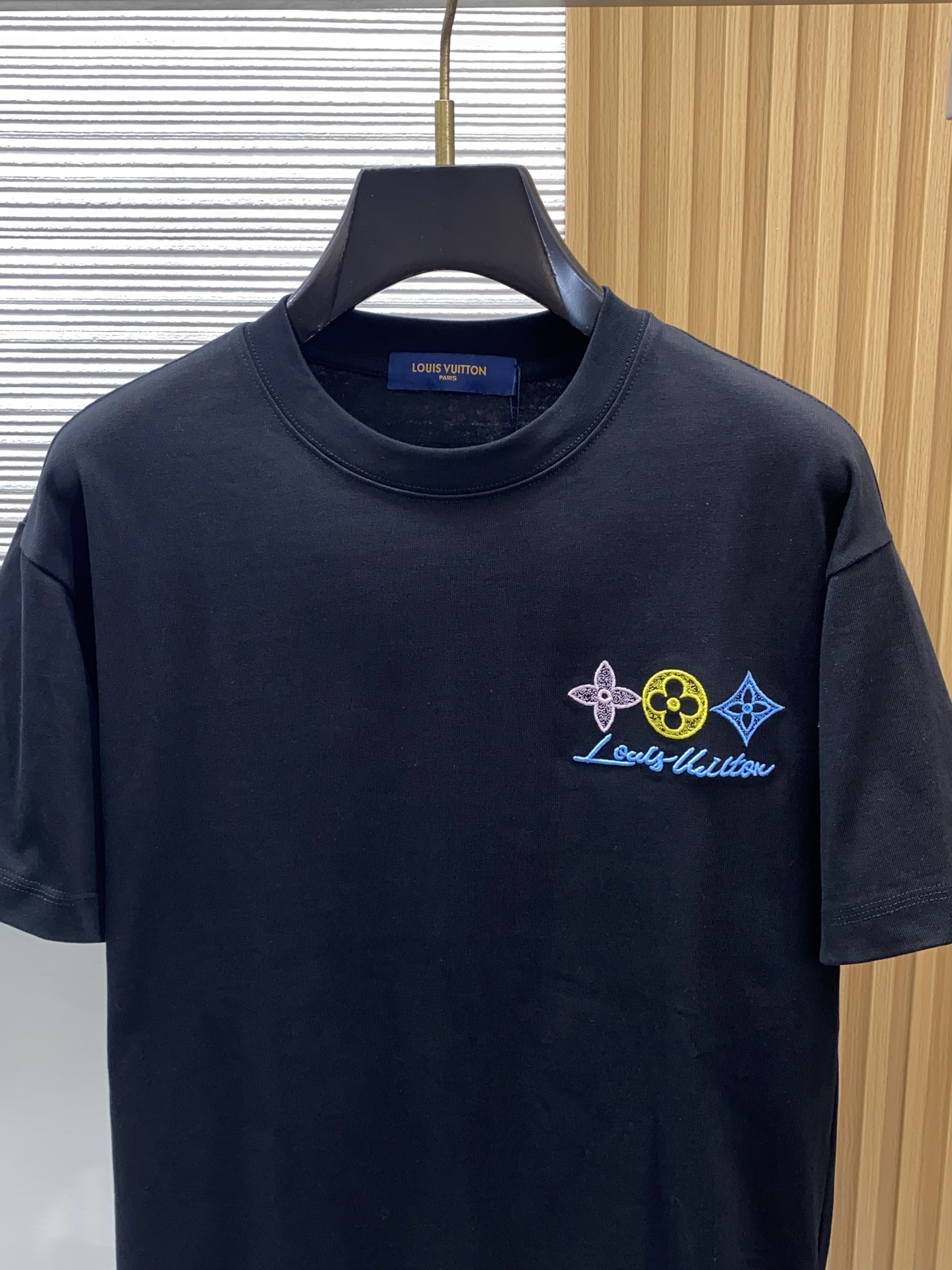 1v路易威登 2026新款AW新品，时尚休闲打短袖 专柜同步有售，定制长绒棉面料，工艺极度复杂，视觉相当