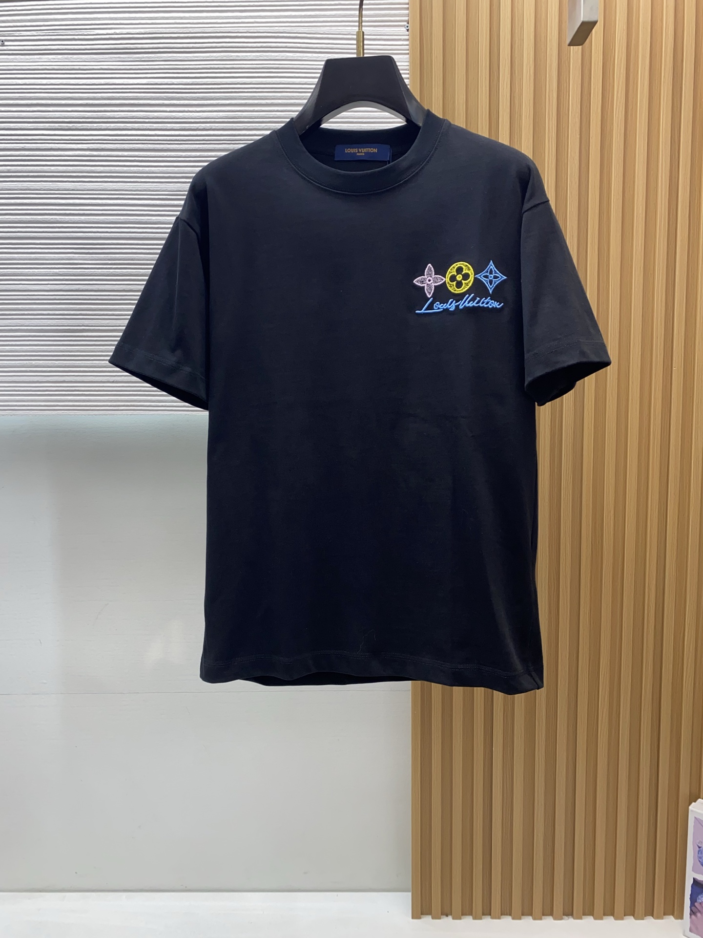 1v路易威登 2026新款AW新品，时尚休闲打短袖 专柜同步有售，定制长绒棉面料，工艺极度复杂，视觉相当