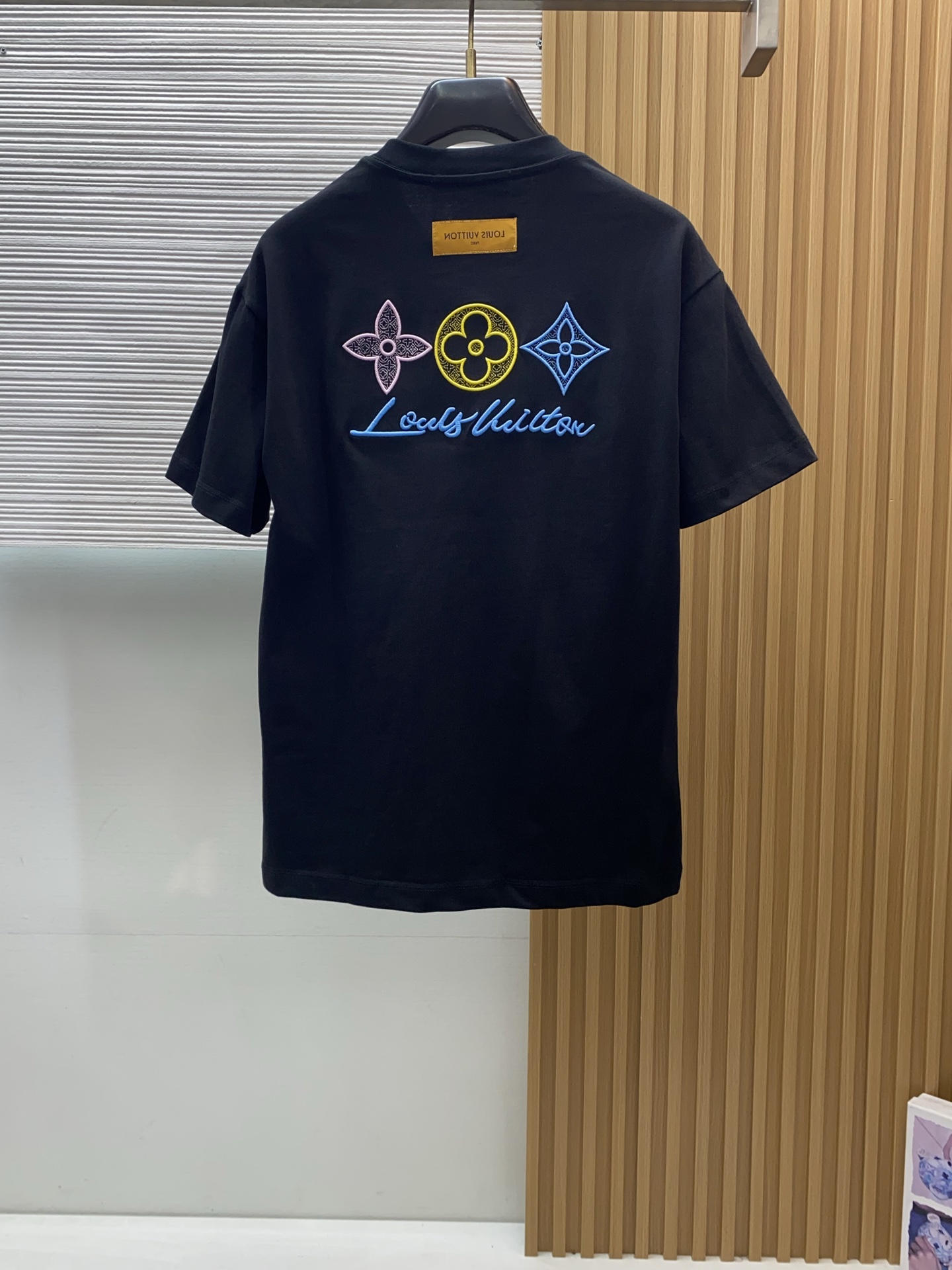 1v路易威登 2026新款AW新品，时尚休闲打短袖 专柜同步有售，定制长绒棉面料，工艺极度复杂，视觉相当