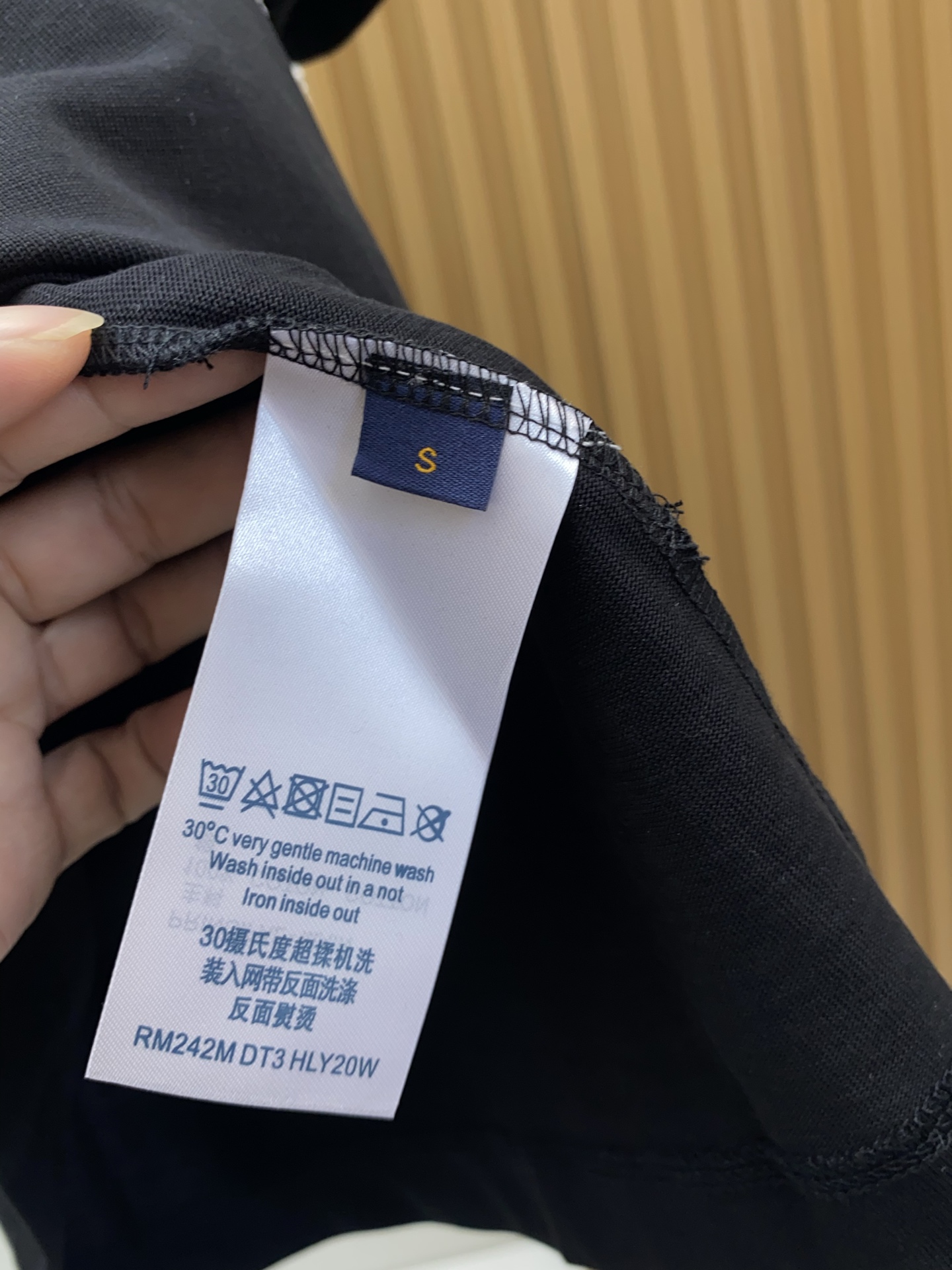 1v路易威登 2026新款AW新品，时尚休闲打短袖 专柜同步有售，定制长绒棉面料，工艺极度复杂，视觉相当