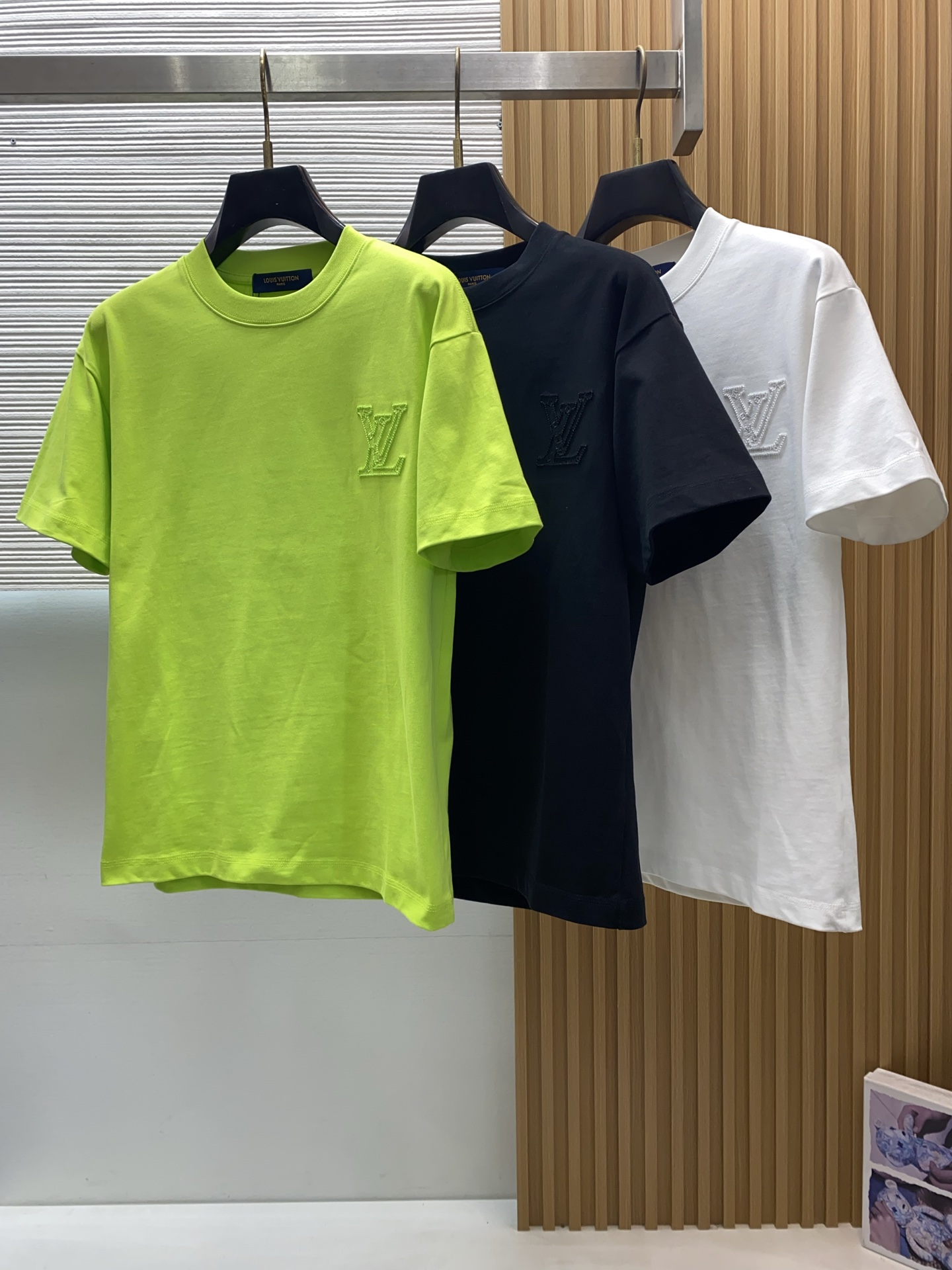 1v路易威登 2026新款AW新品，时尚休闲打短袖 专柜同步有售，定制长绒棉面料，工艺极度复杂，视觉相当