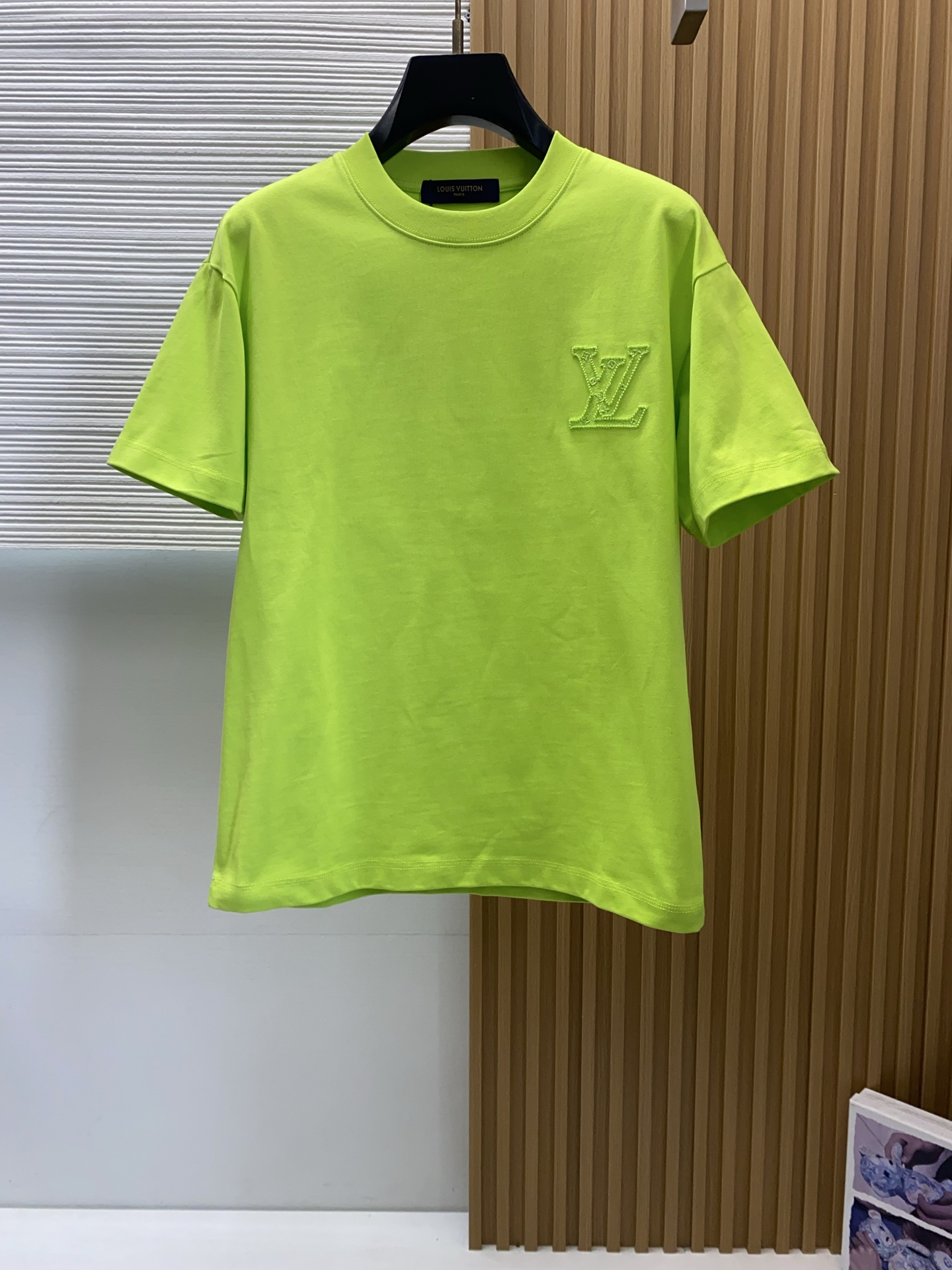1v路易威登 2026新款AW新品，时尚休闲打短袖 专柜同步有售，定制长绒棉面料，工艺极度复杂，视觉相当