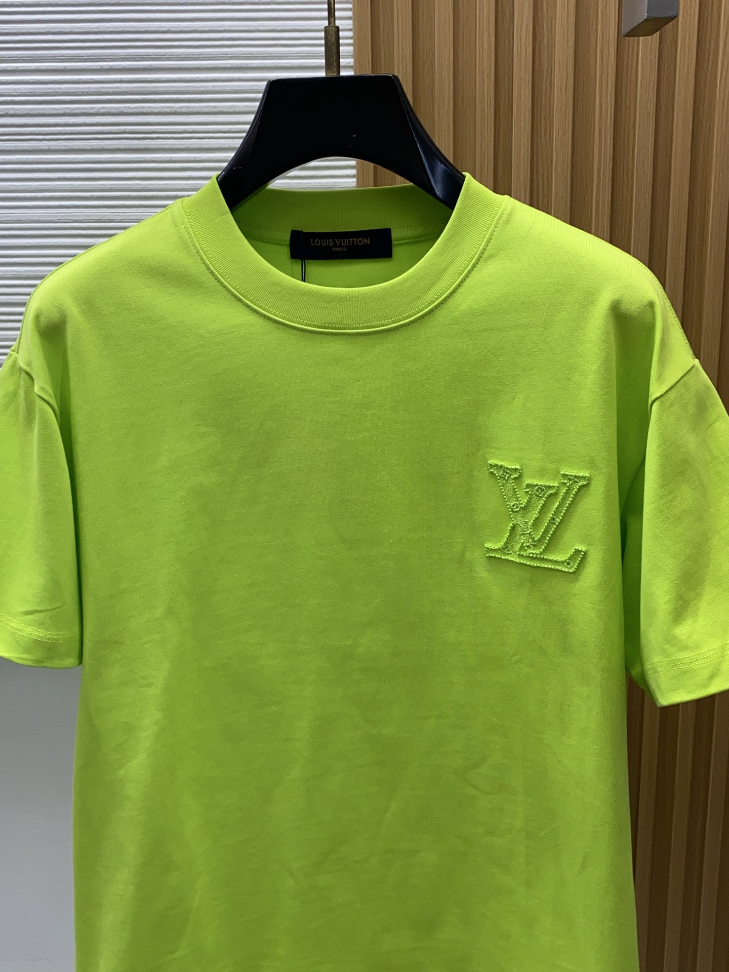 1v路易威登 2026新款AW新品，时尚休闲打短袖 专柜同步有售，定制长绒棉面料，工艺极度复杂，视觉相当