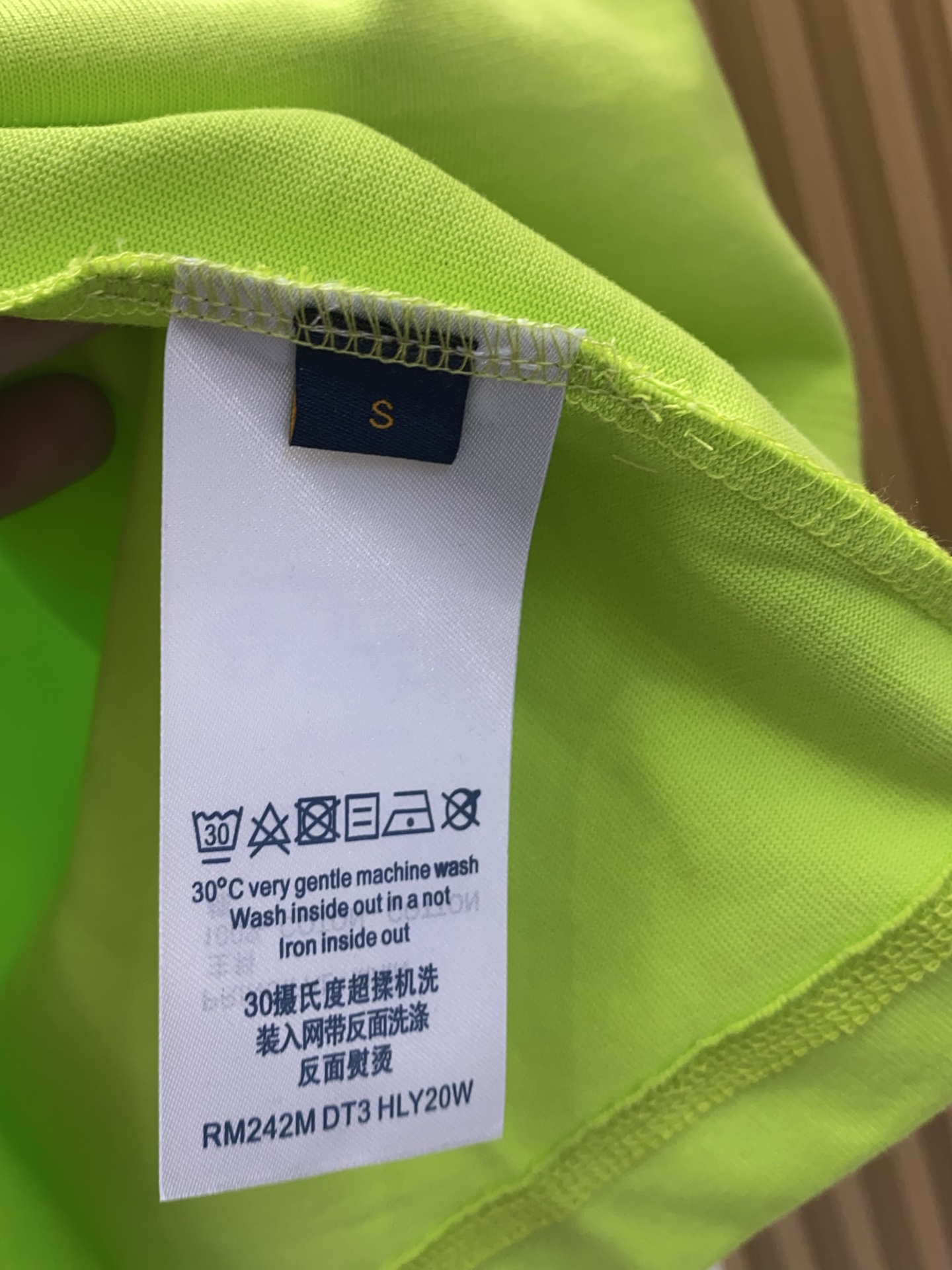 1v路易威登 2026新款AW新品，时尚休闲打短袖 专柜同步有售，定制长绒棉面料，工艺极度复杂，视觉相当