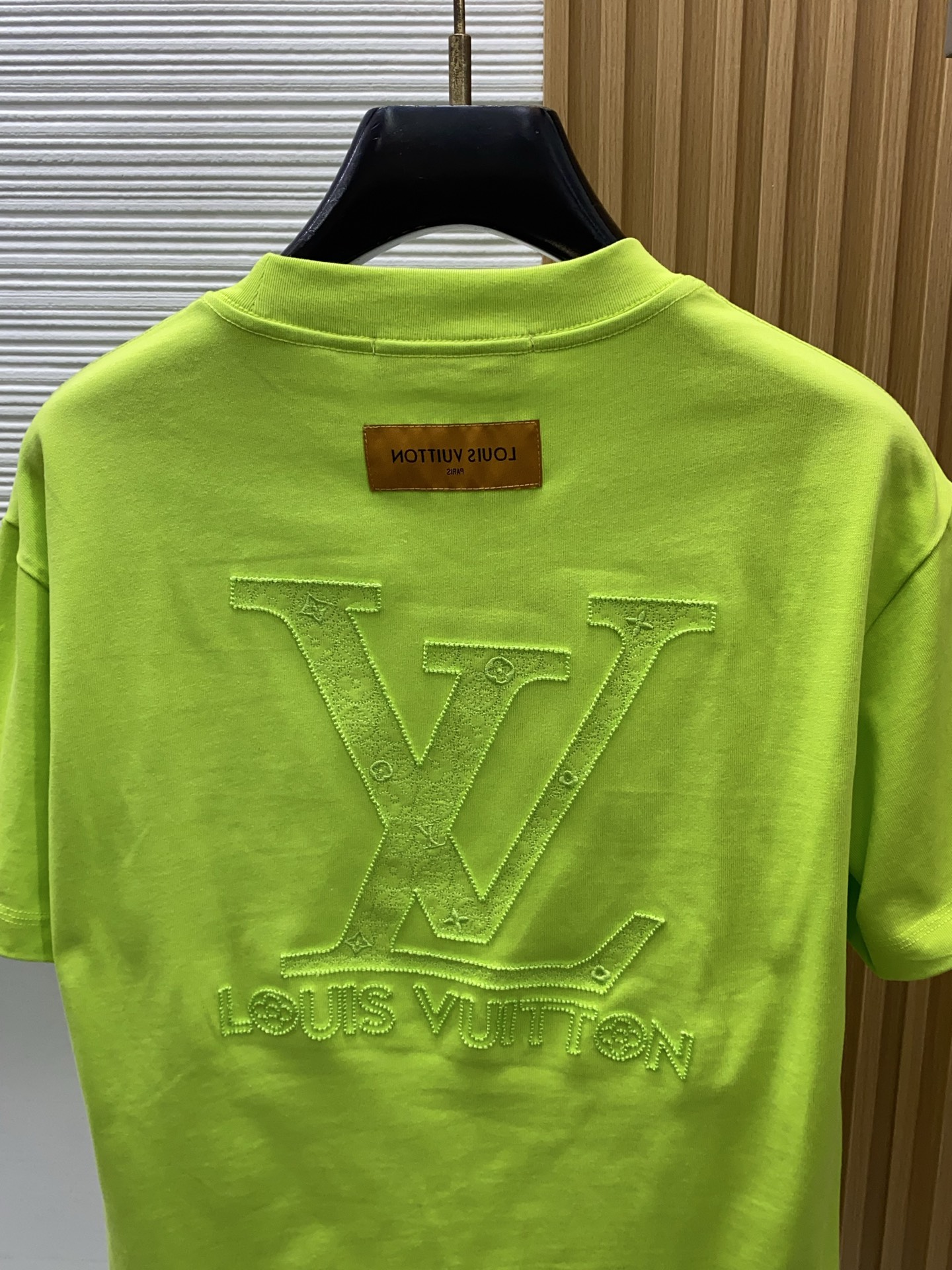 1v路易威登 2026新款AW新品，时尚休闲打短袖 专柜同步有售，定制长绒棉面料，工艺极度复杂，视觉相当