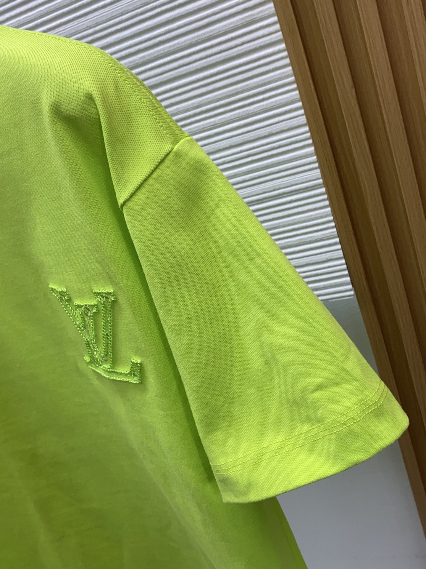 1v路易威登 2026新款AW新品，时尚休闲打短袖 专柜同步有售，定制长绒棉面料，工艺极度复杂，视觉相当