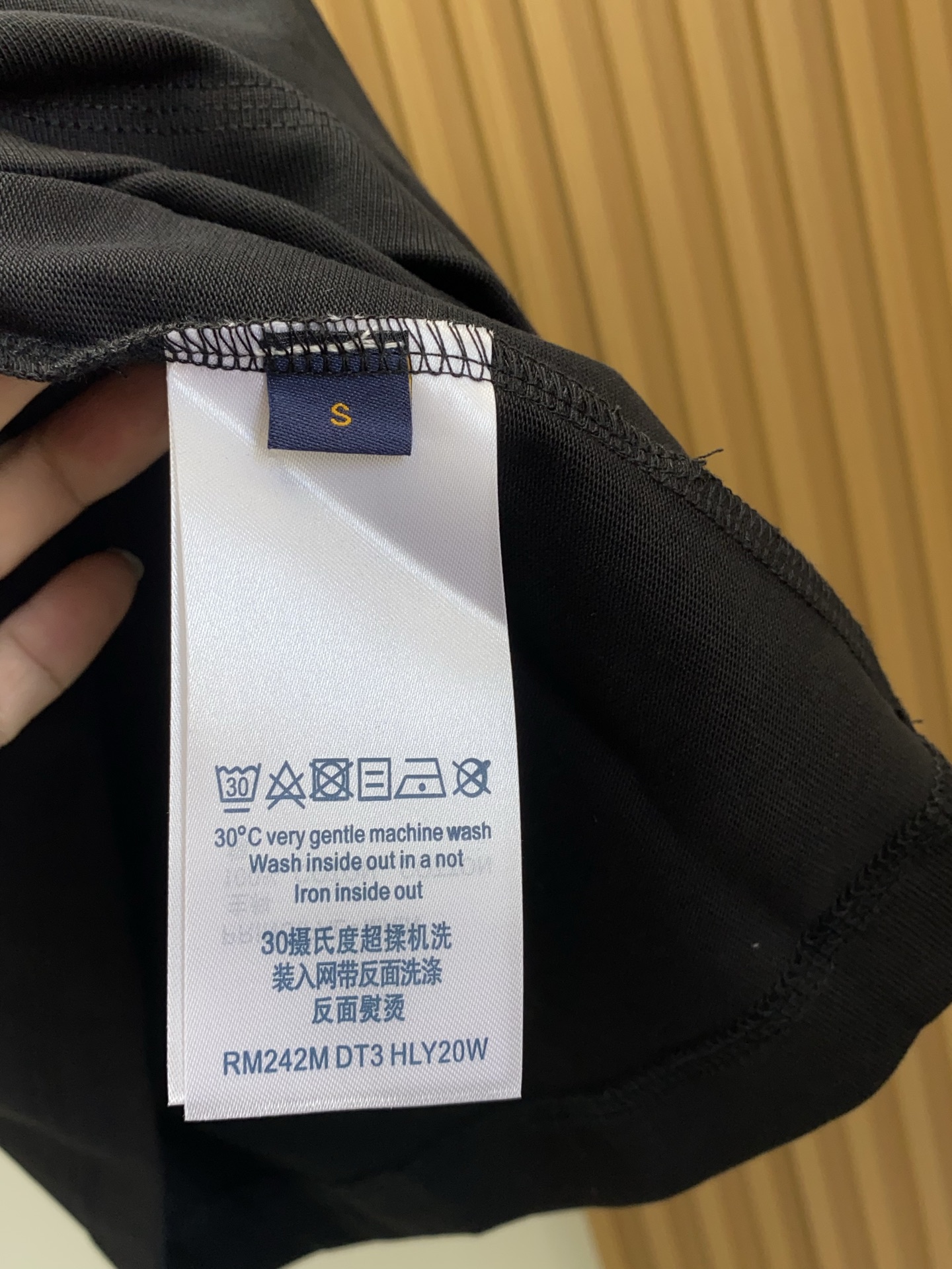 1v路易威登 2026新款AW新品，时尚休闲打短袖 专柜同步有售，定制长绒棉面料，工艺极度复杂，视觉相当