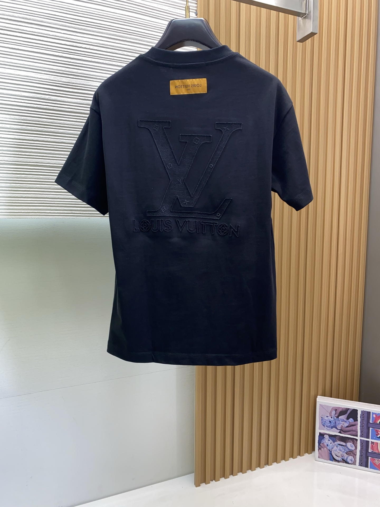 1v路易威登 2026新款AW新品，时尚休闲打短袖 专柜同步有售，定制长绒棉面料，工艺极度复杂，视觉相当