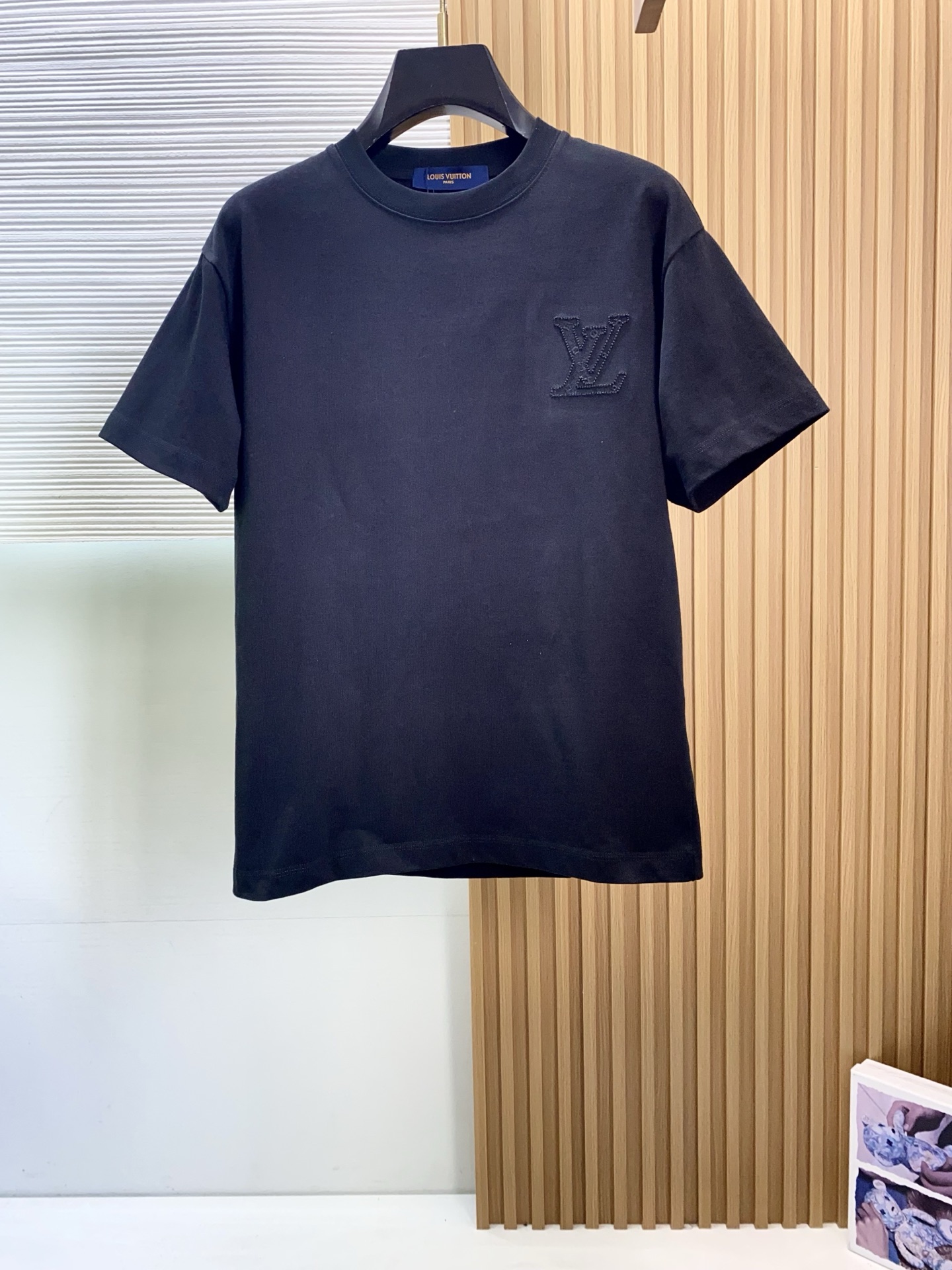 1v路易威登 2026新款AW新品，时尚休闲打短袖 专柜同步有售，定制长绒棉面料，工艺极度复杂，视觉相当