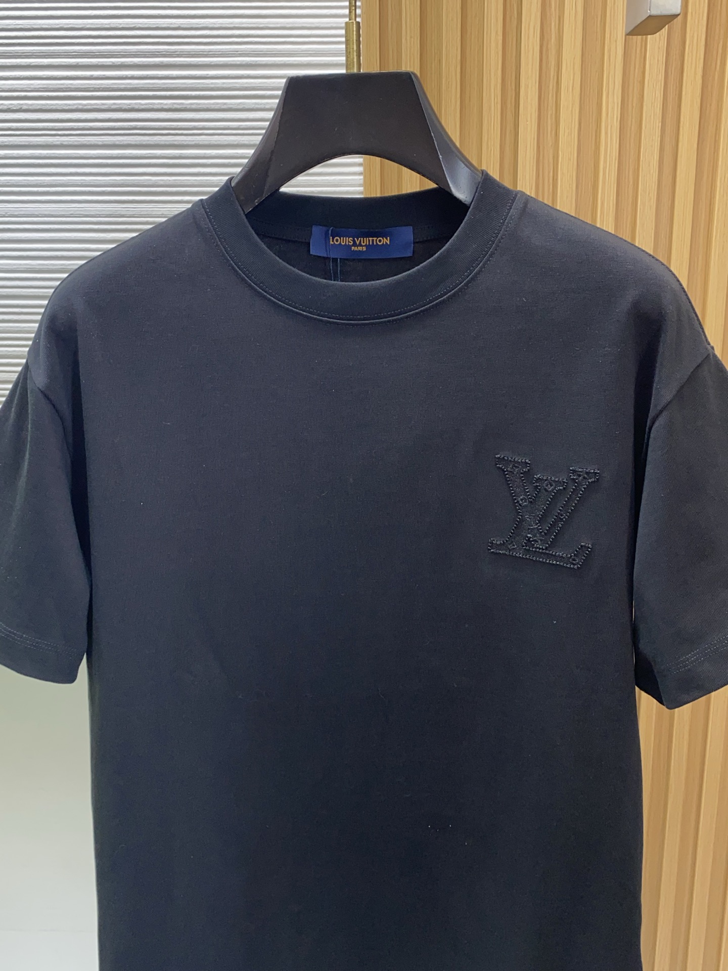 1v路易威登 2026新款AW新品，时尚休闲打短袖 专柜同步有售，定制长绒棉面料，工艺极度复杂，视觉相当