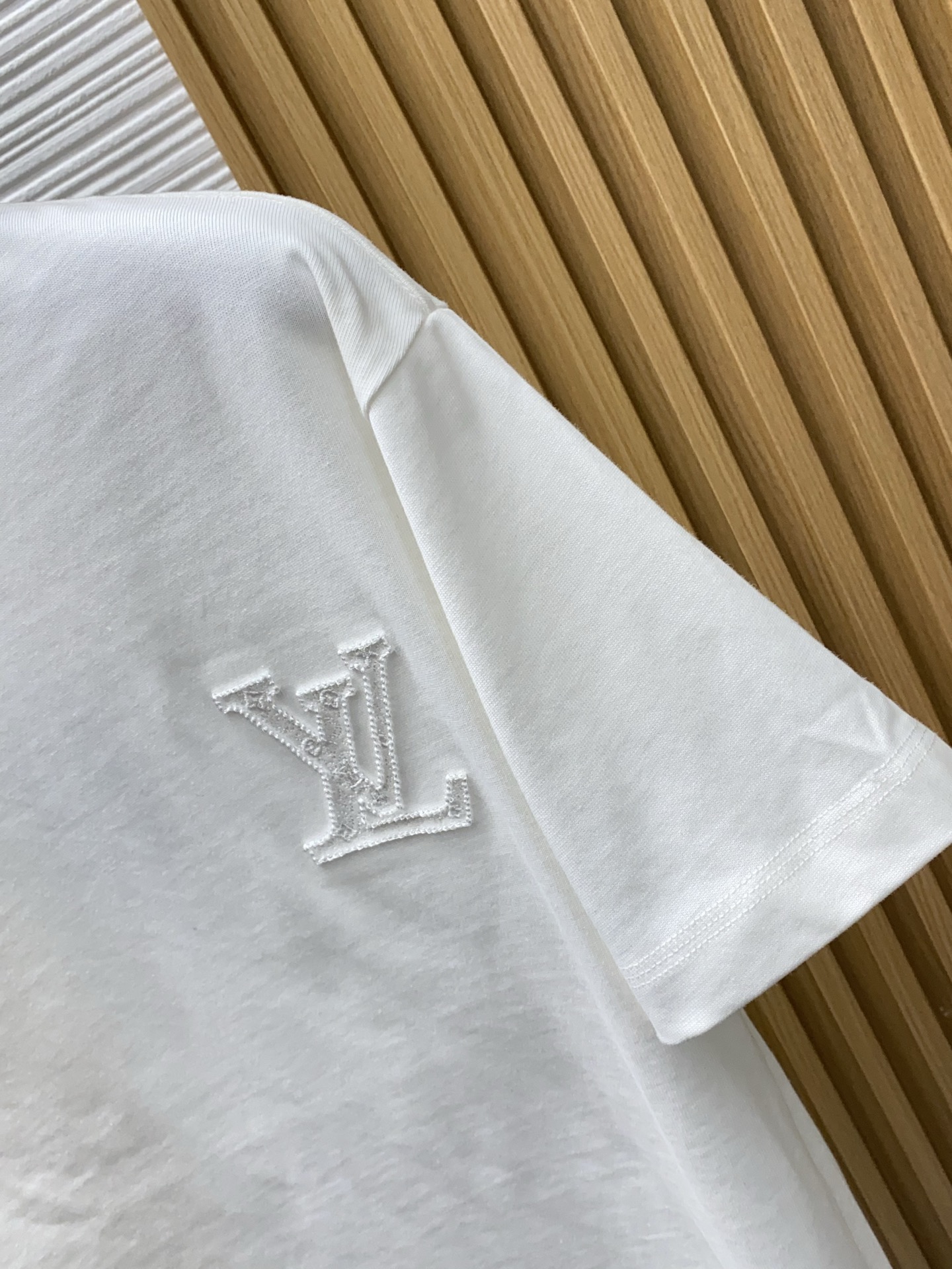 1v路易威登 2026新款AW新品，时尚休闲打短袖 专柜同步有售，定制长绒棉面料，工艺极度复杂，视觉相当