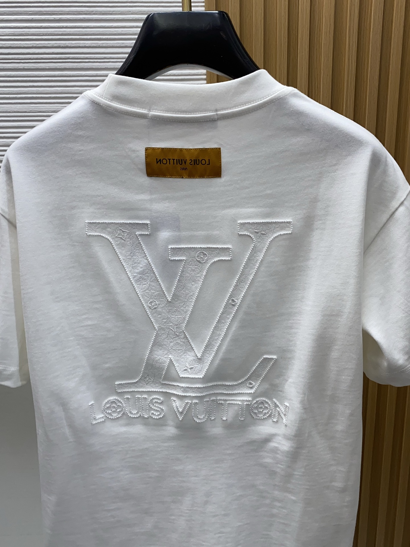 1v路易威登 2026新款AW新品，时尚休闲打短袖 专柜同步有售，定制长绒棉面料，工艺极度复杂，视觉相当