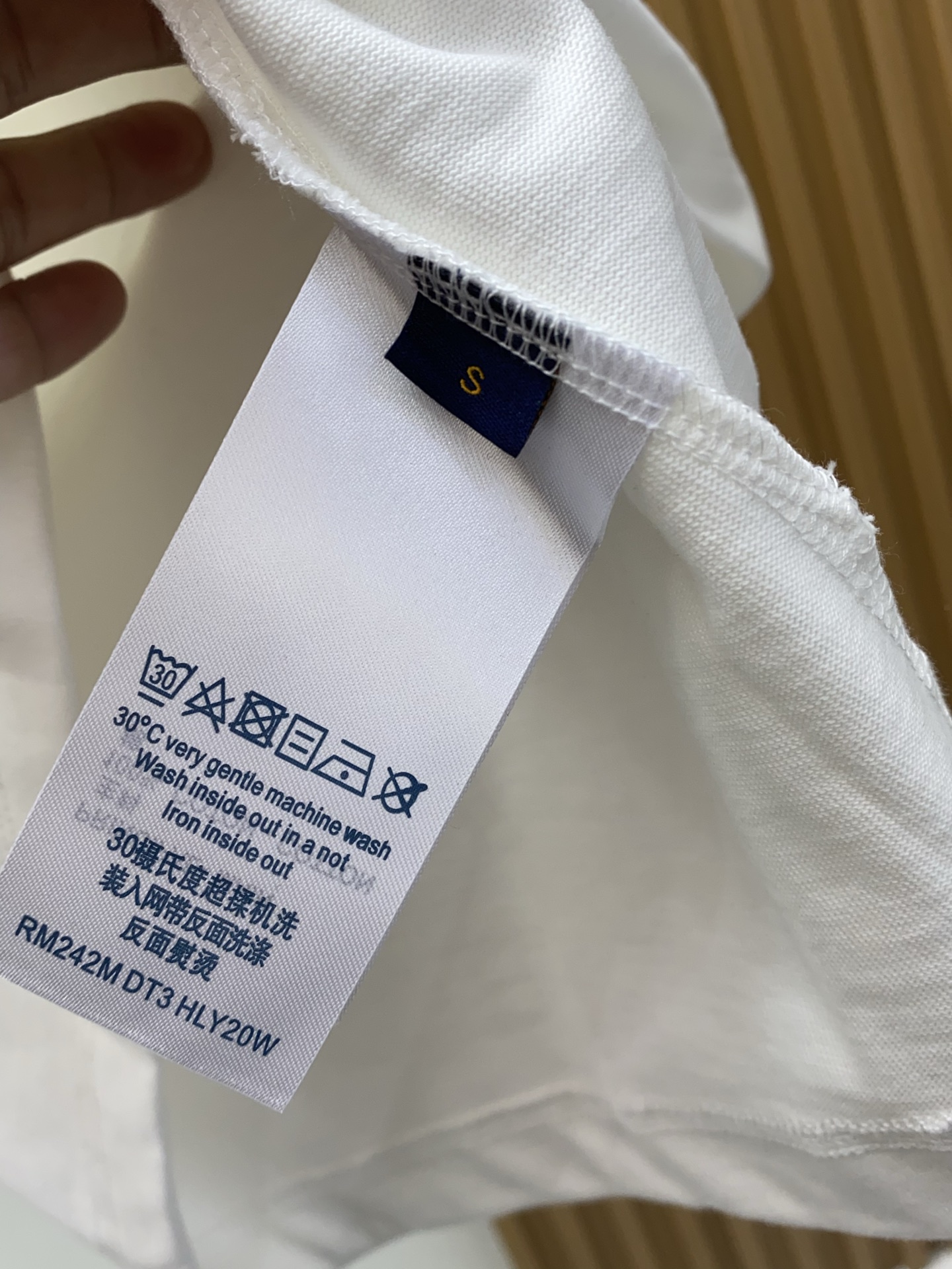 1v路易威登 2026新款AW新品，时尚休闲打短袖 专柜同步有售，定制长绒棉面料，工艺极度复杂，视觉相当