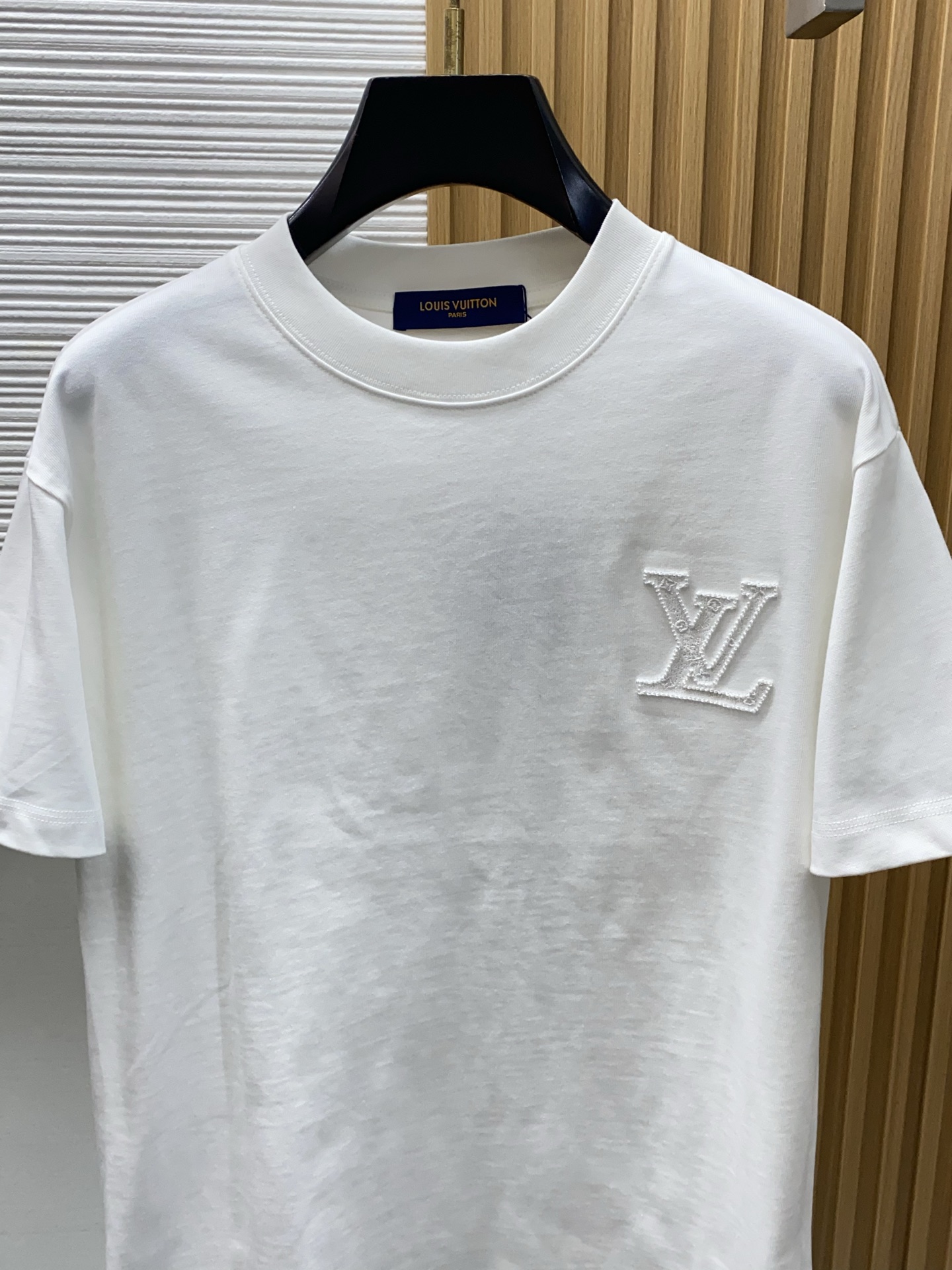 1v路易威登 2026新款AW新品，时尚休闲打短袖 专柜同步有售，定制长绒棉面料，工艺极度复杂，视觉相当