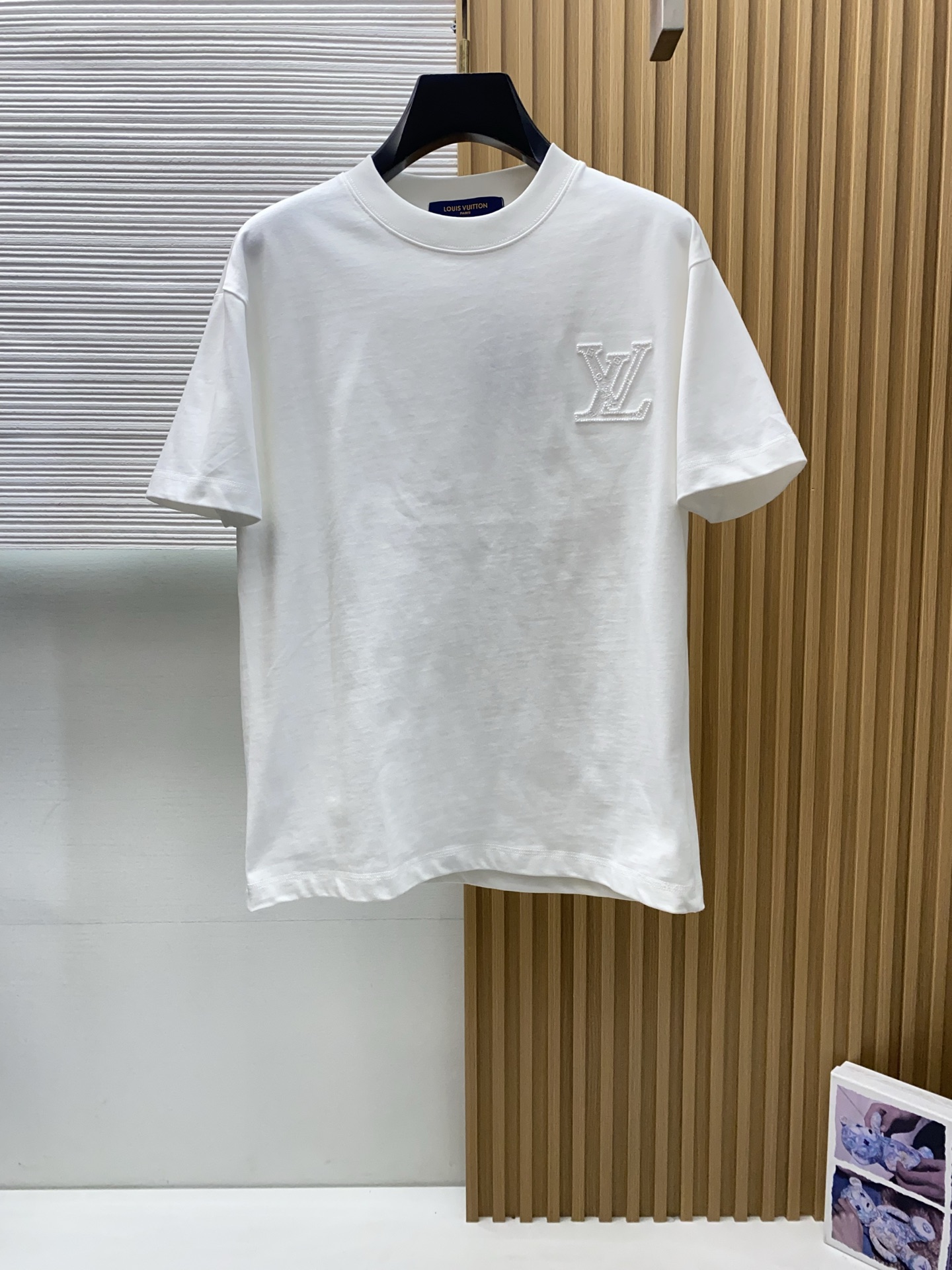 1v路易威登 2026新款AW新品，时尚休闲打短袖 专柜同步有售，定制长绒棉面料，工艺极度复杂，视觉相当