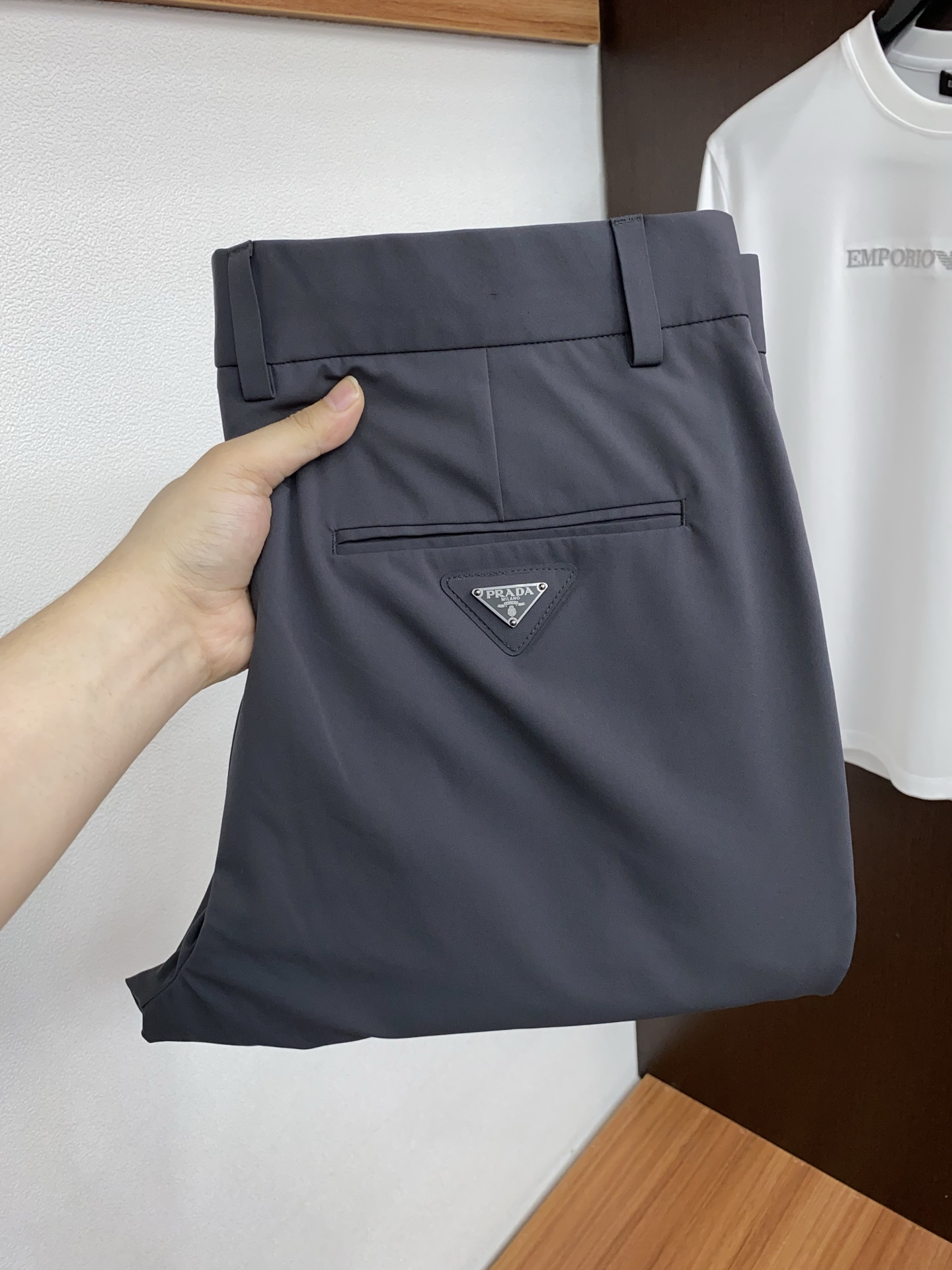 普拉达 2026春夏新款 休闲裤 干净利落剪裁，都市风十足 采用精纺面料手感软糯干爽，上身效果挺括有型。