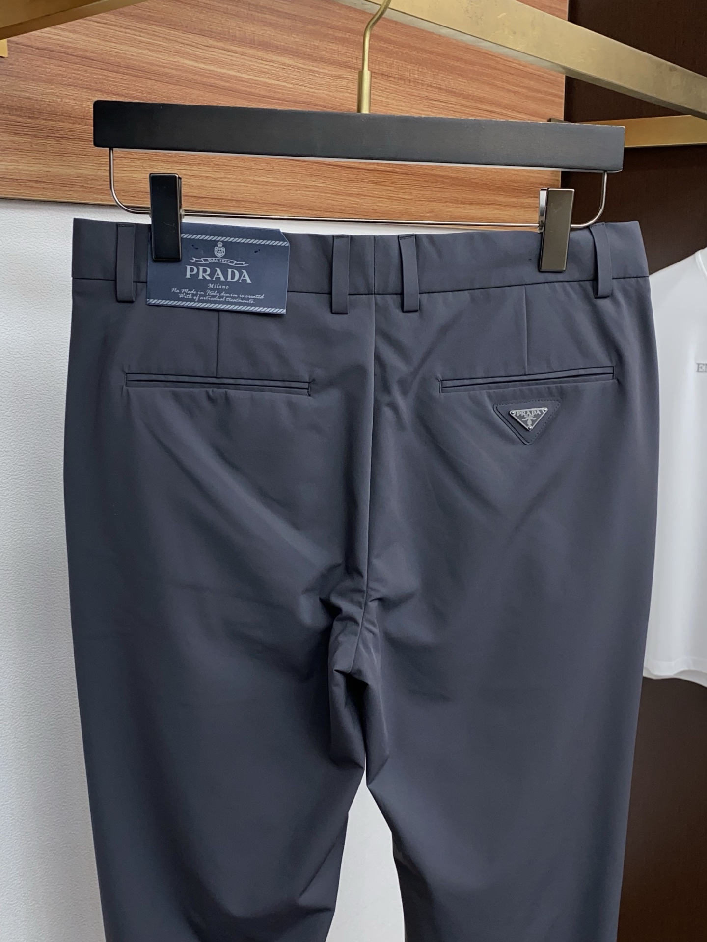 普拉达 2026春夏新款 休闲裤 干净利落剪裁，都市风十足 采用精纺面料手感软糯干爽，上身效果挺括有型。