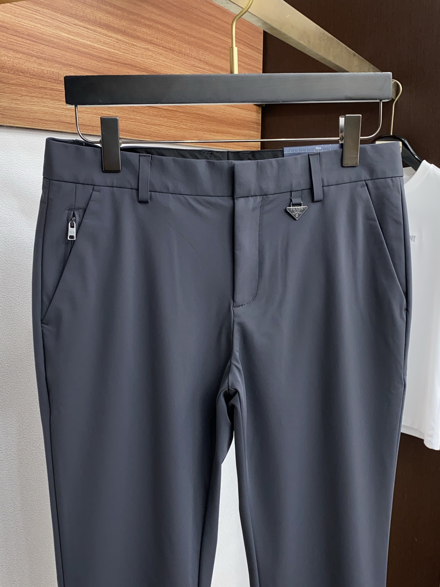 普拉达 2026春夏新款 休闲裤 干净利落剪裁，都市风十足 采用精纺面料手感软糯干爽，上身效果挺括有型。