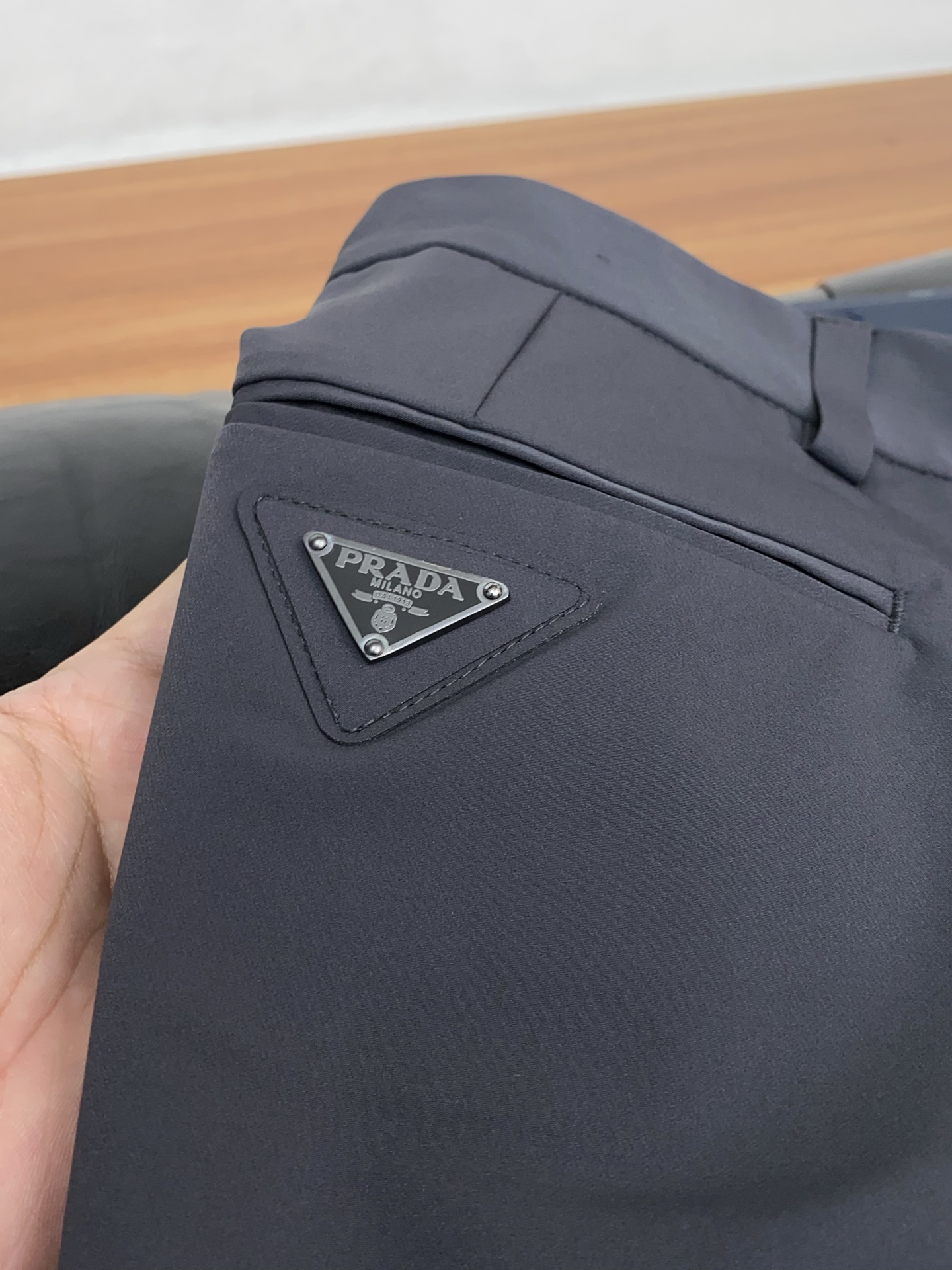 普拉达 2026春夏新款 休闲裤 干净利落剪裁，都市风十足 采用精纺面料手感软糯干爽，上身效果挺括有型。