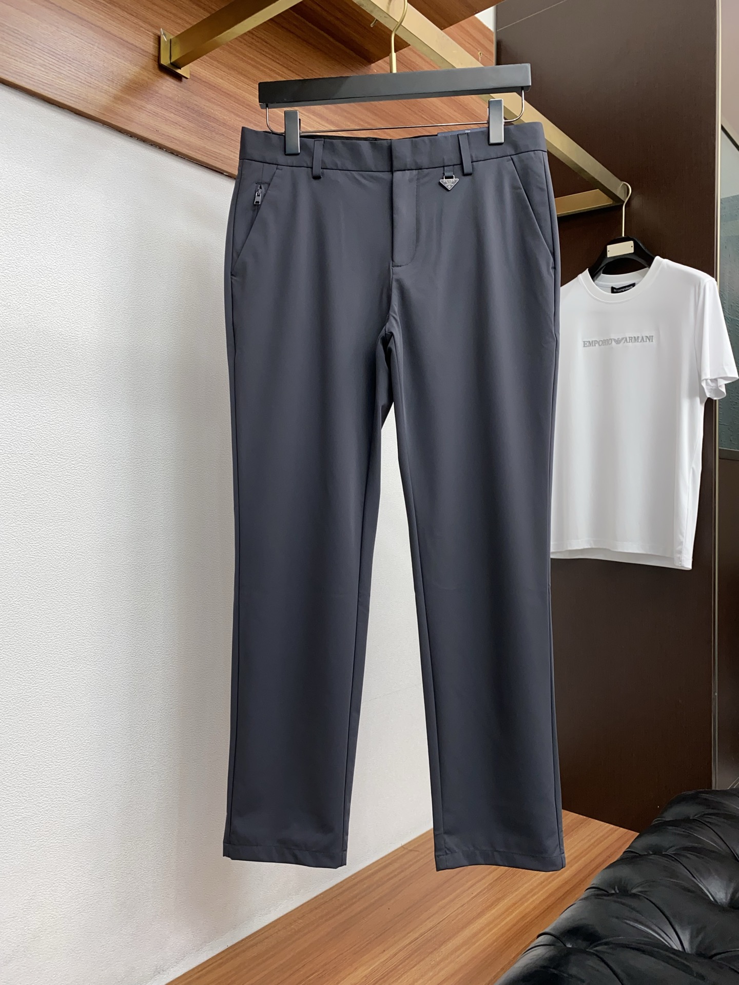 普拉达 2026春夏新款 休闲裤 干净利落剪裁，都市风十足 采用精纺面料手感软糯干爽，上身效果挺括有型。