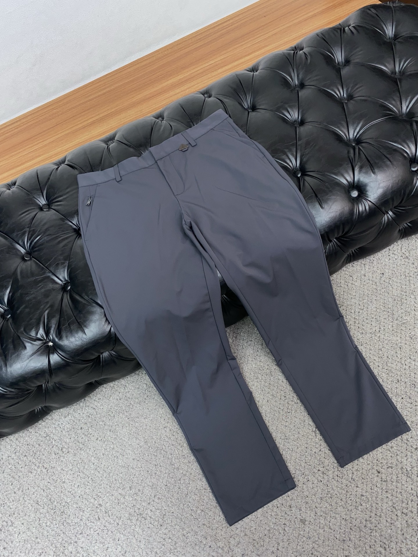 普拉达 2026春夏新款 休闲裤 干净利落剪裁，都市风十足 采用精纺面料手感软糯干爽，上身效果挺括有型。