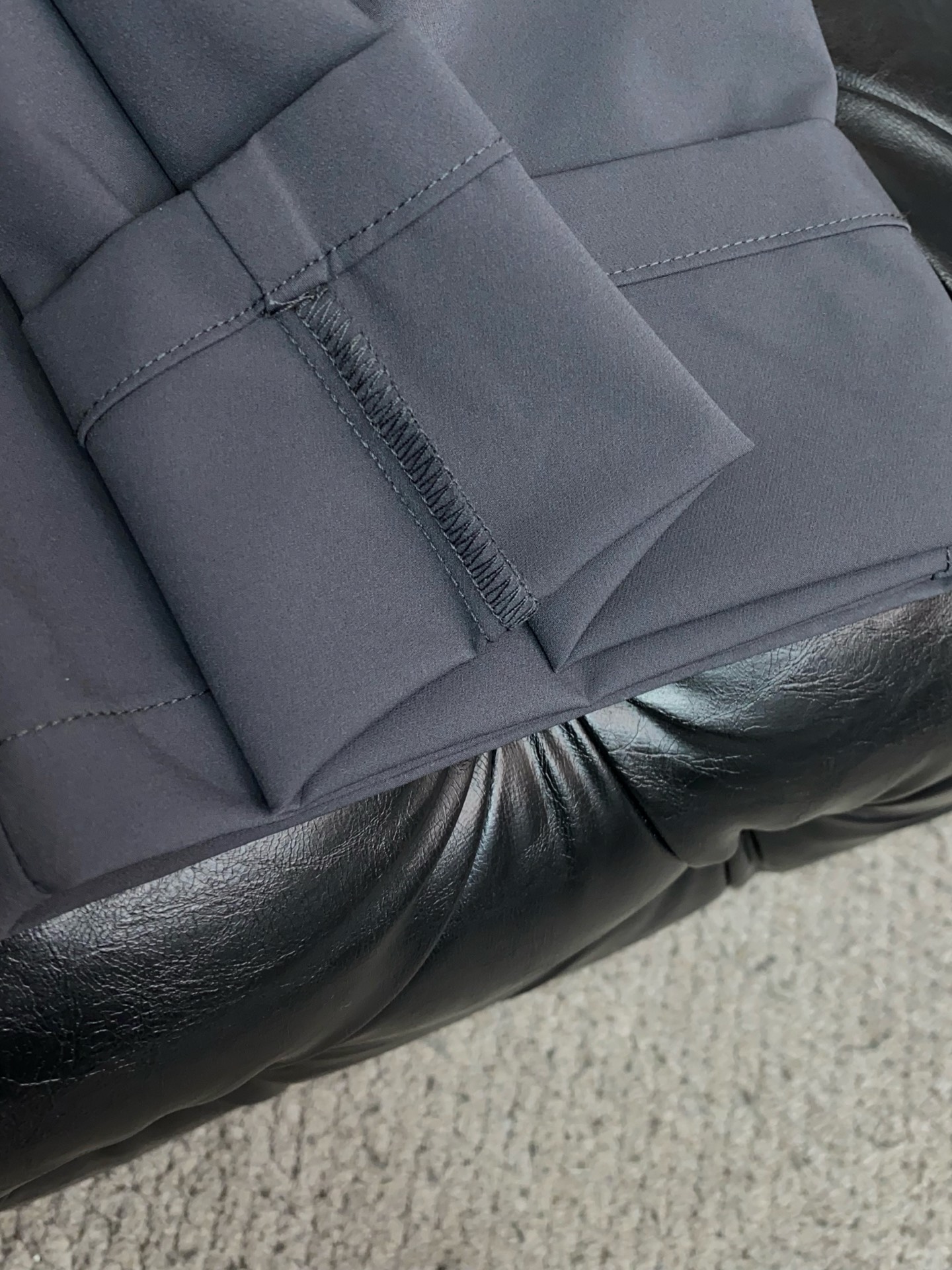 普拉达 2026春夏新款 休闲裤 干净利落剪裁，都市风十足 采用精纺面料手感软糯干爽，上身效果挺括有型。