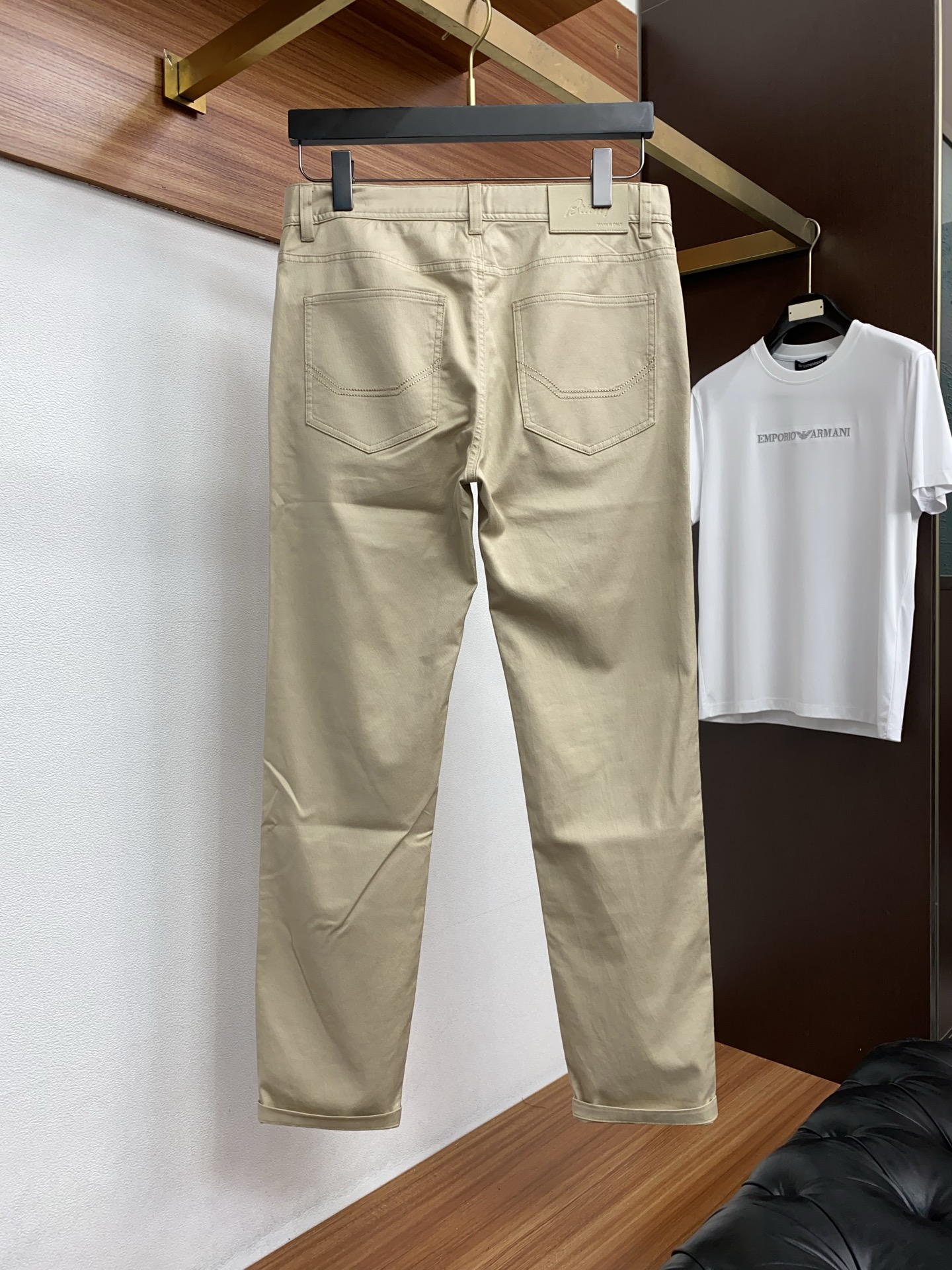 布莱奥尼 2026春夏新款 休闲裤 干净利落剪裁，都市风十足 采用精纺面料手感软糯干爽，上身效果挺括有型