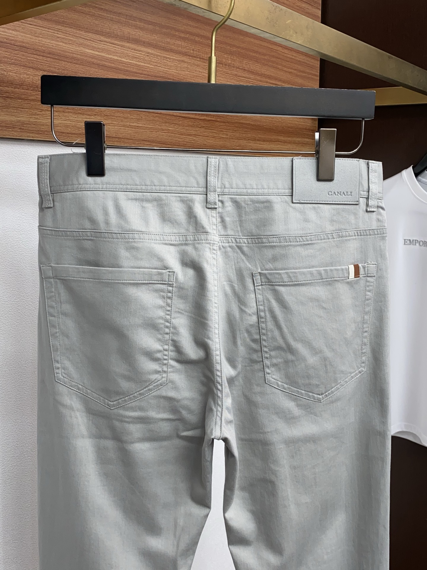 寇池 2026春夏新款 休闲裤 干净利落剪裁，都市风十足 采用精纺面料手感软糯干爽，上身效果挺括有型。五