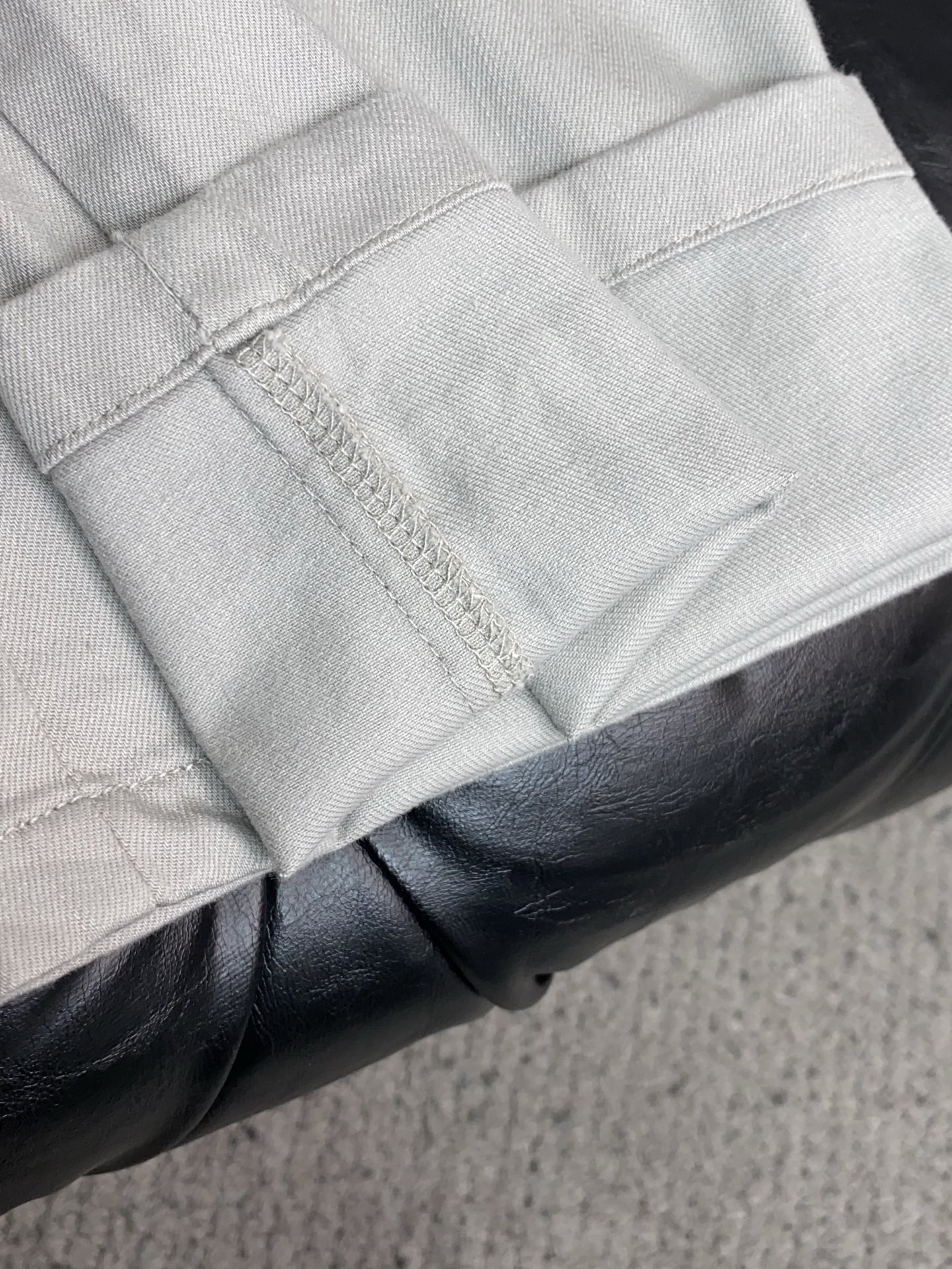 寇池 2026春夏新款 休闲裤 干净利落剪裁，都市风十足 采用精纺面料手感软糯干爽，上身效果挺括有型。五