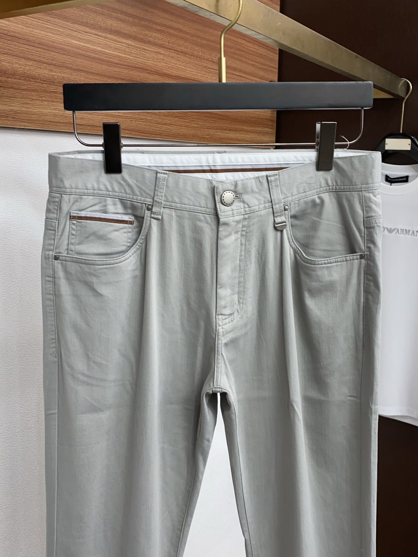 寇池 2026春夏新款 休闲裤 干净利落剪裁，都市风十足 采用精纺面料手感软糯干爽，上身效果挺括有型。五