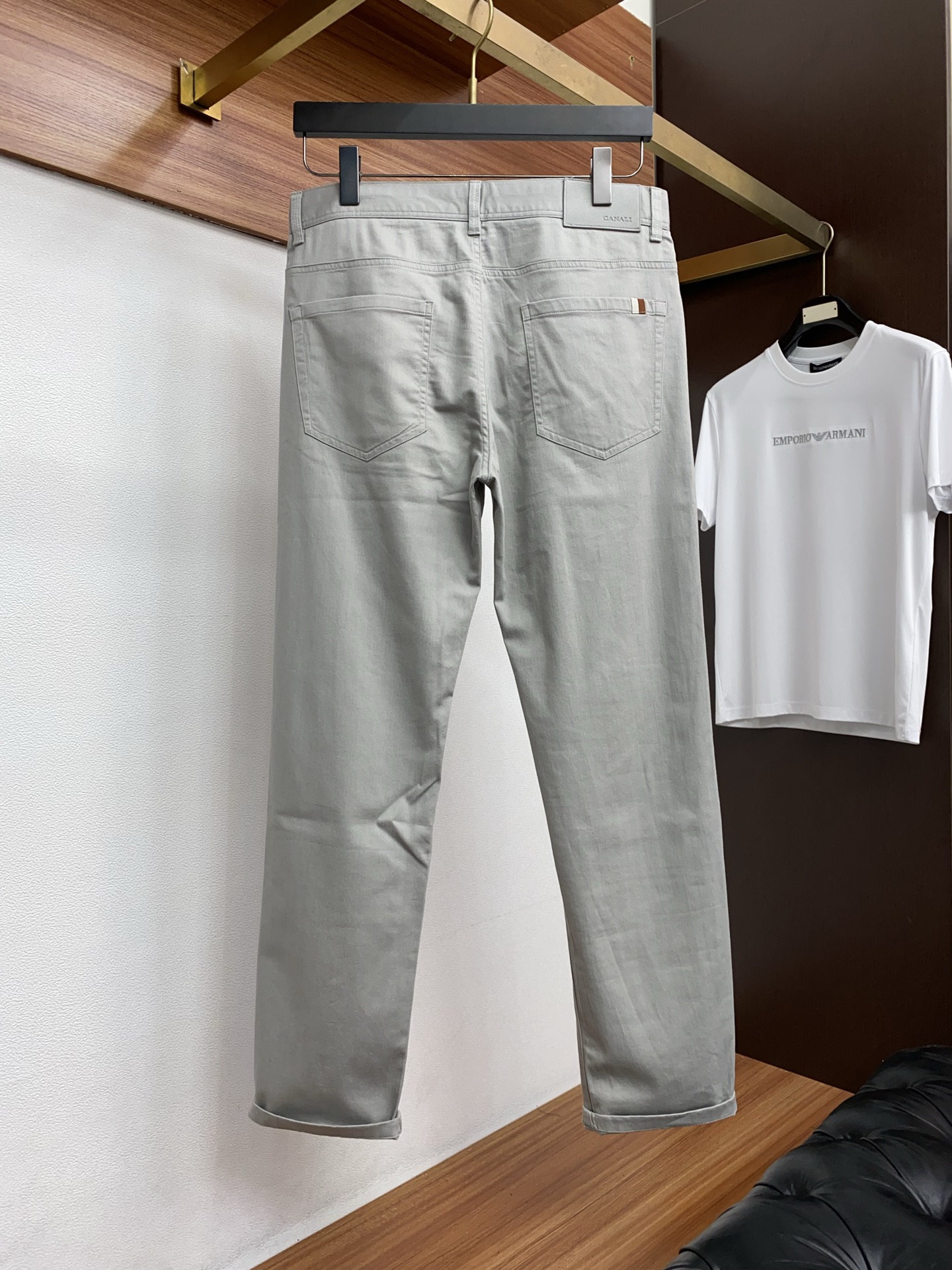 寇池 2026春夏新款 休闲裤 干净利落剪裁，都市风十足 采用精纺面料手感软糯干爽，上身效果挺括有型。五