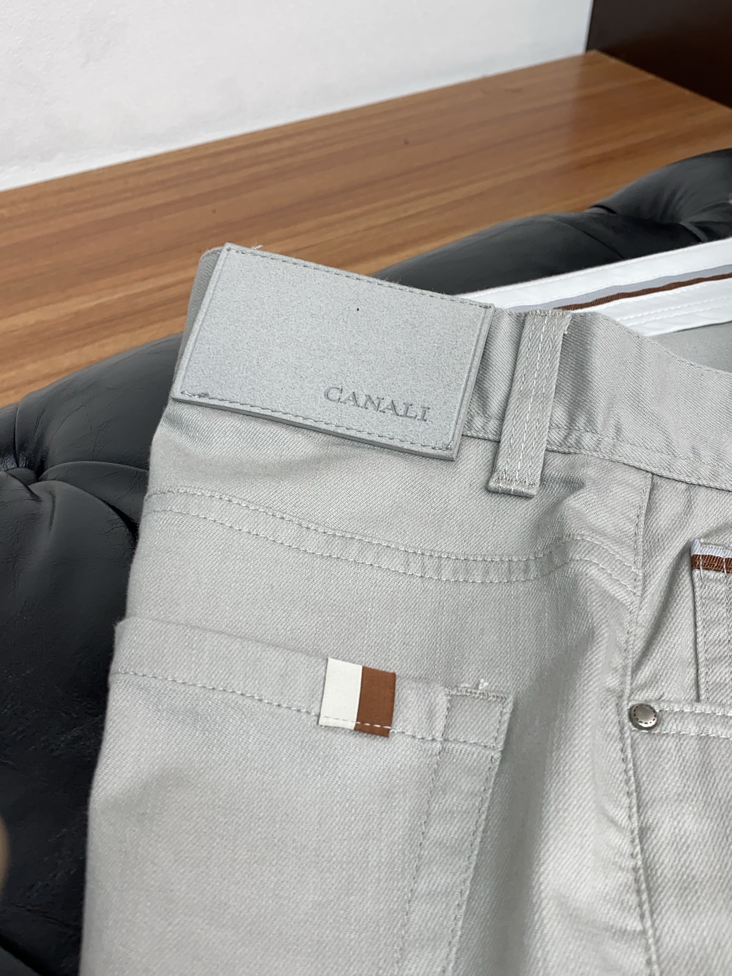 寇池 2026春夏新款 休闲裤 干净利落剪裁，都市风十足 采用精纺面料手感软糯干爽，上身效果挺括有型。五