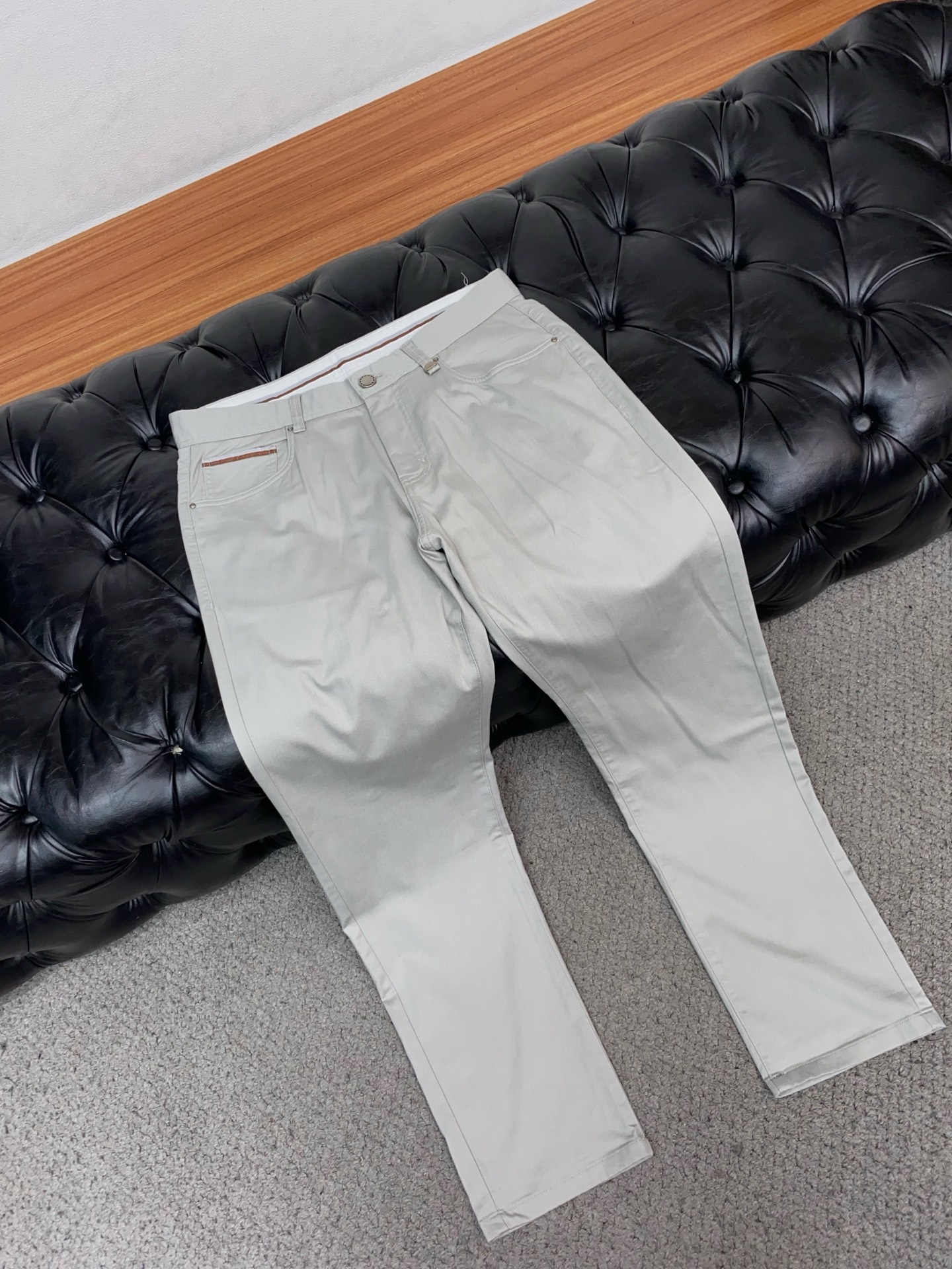 寇池 2026春夏新款 休闲裤 干净利落剪裁，都市风十足 采用精纺面料手感软糯干爽，上身效果挺括有型。五