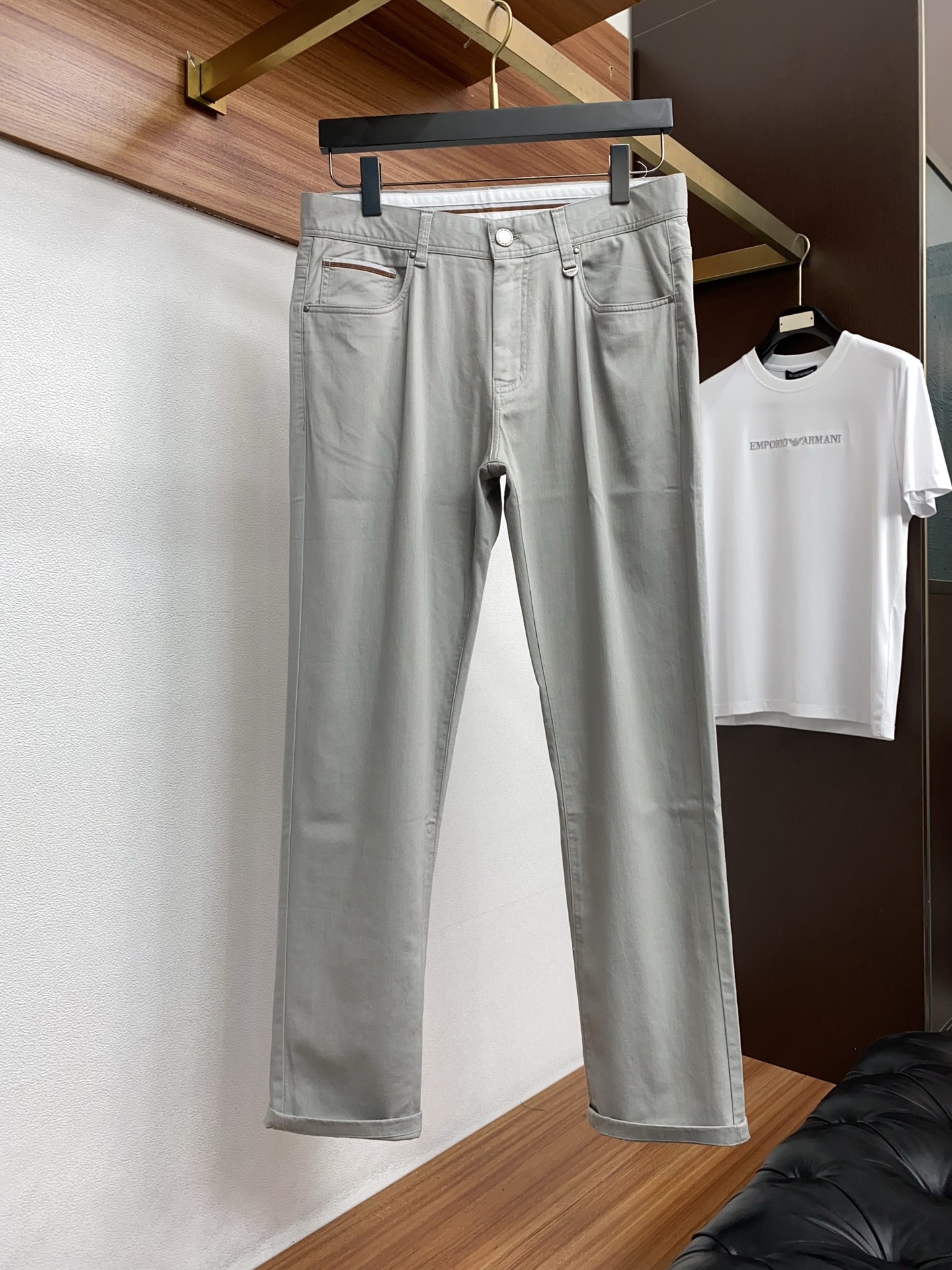 寇池 2026春夏新款 休闲裤 干净利落剪裁，都市风十足 采用精纺面料手感软糯干爽，上身效果挺括有型。五