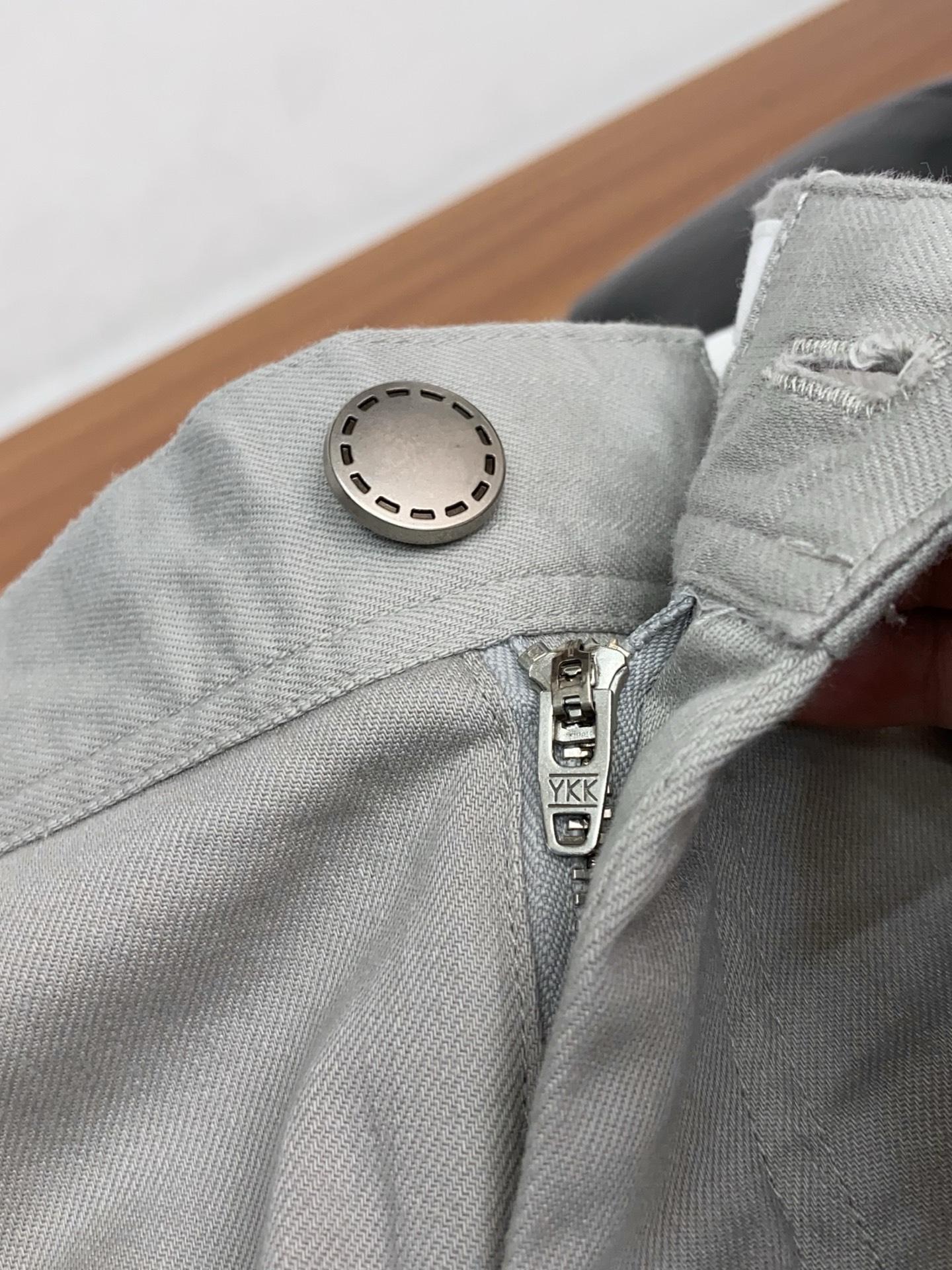 寇池 2026春夏新款 休闲裤 干净利落剪裁，都市风十足 采用精纺面料手感软糯干爽，上身效果挺括有型。五