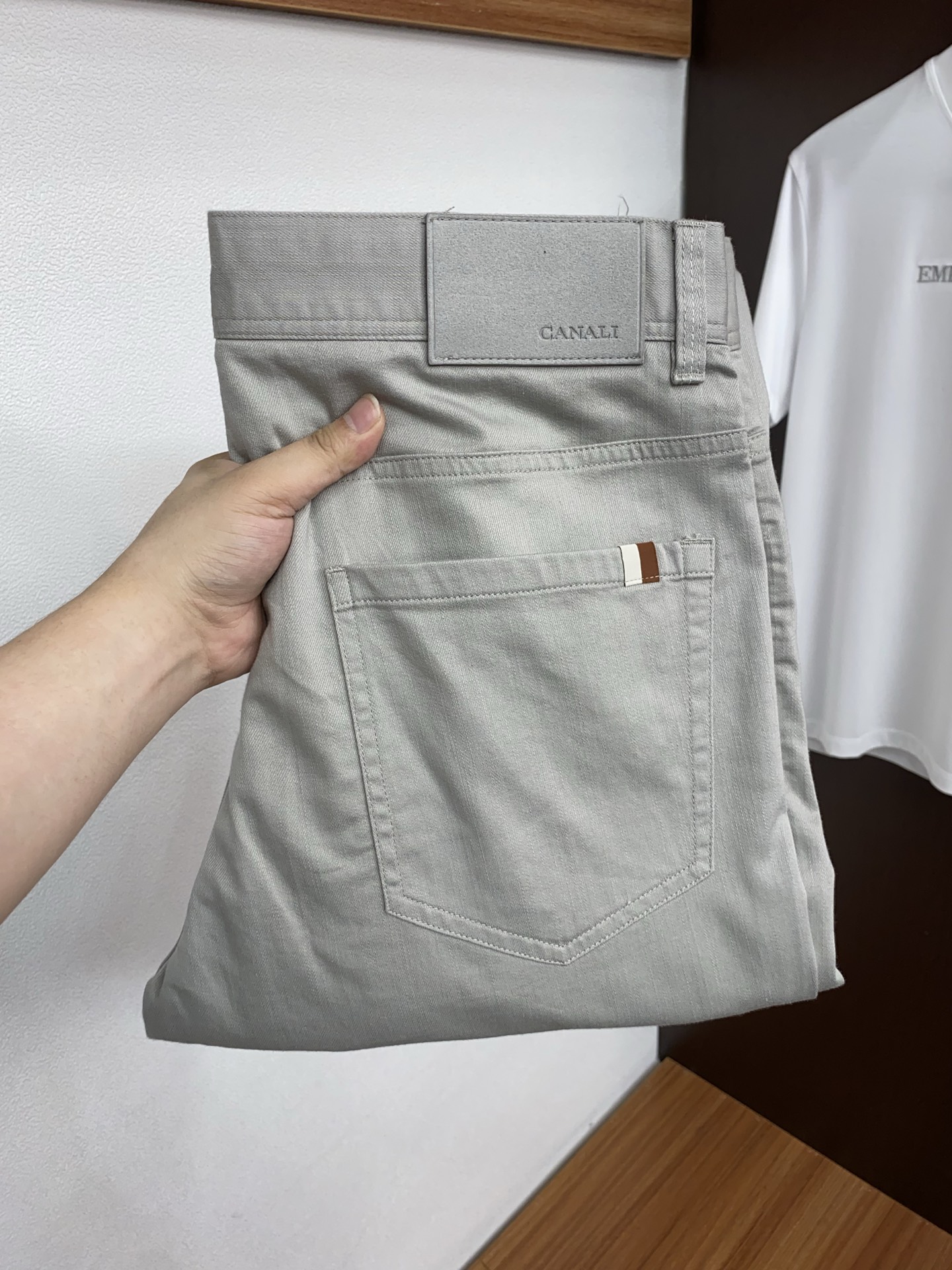 寇池 2026春夏新款 休闲裤 干净利落剪裁，都市风十足 采用精纺面料手感软糯干爽，上身效果挺括有型。五