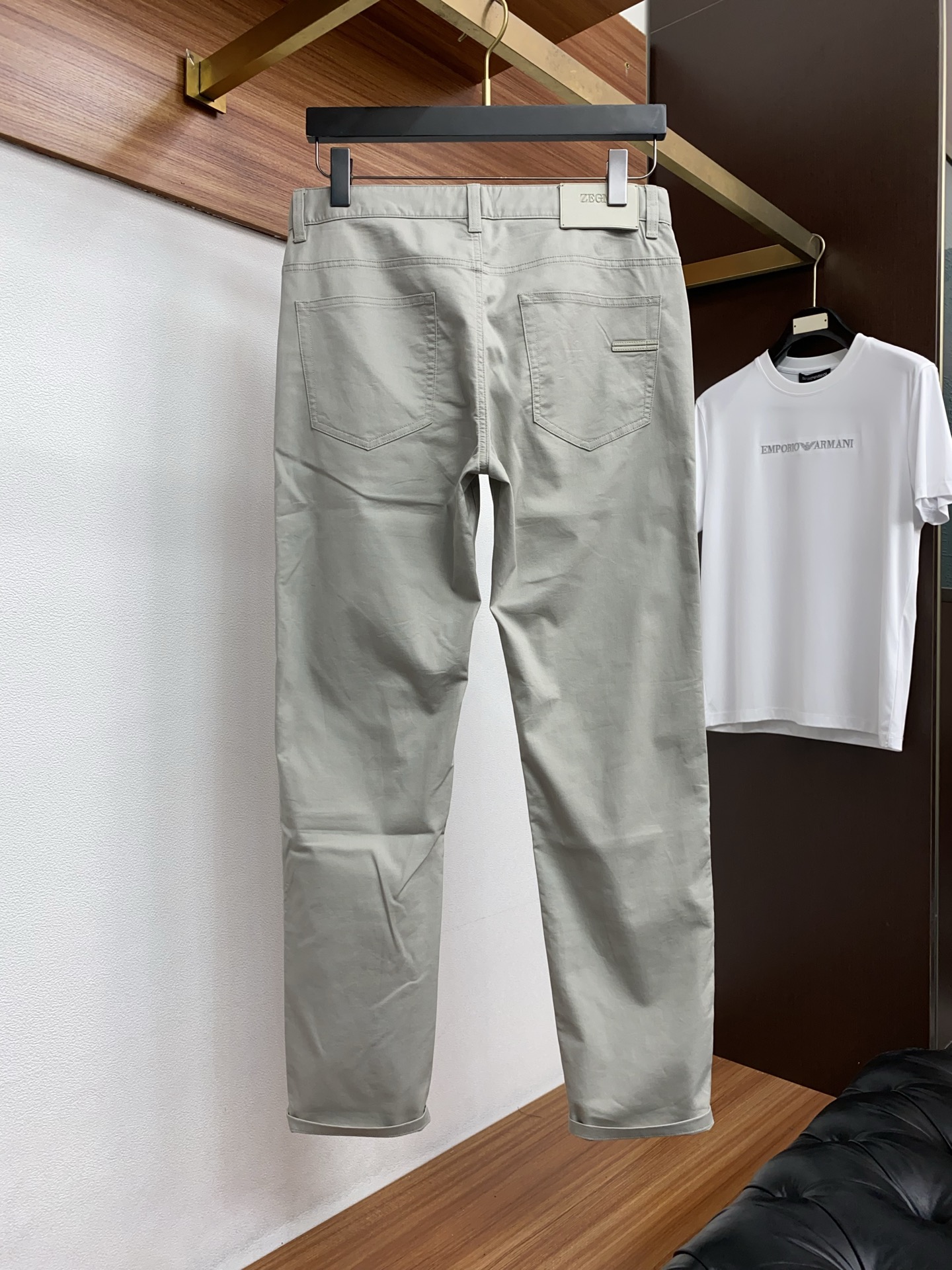 杰尼亚 2026春夏新款 休闲裤 干净利落剪裁，都市风十足 采用精纺面料手感软糯干爽，上身效果挺括有型。