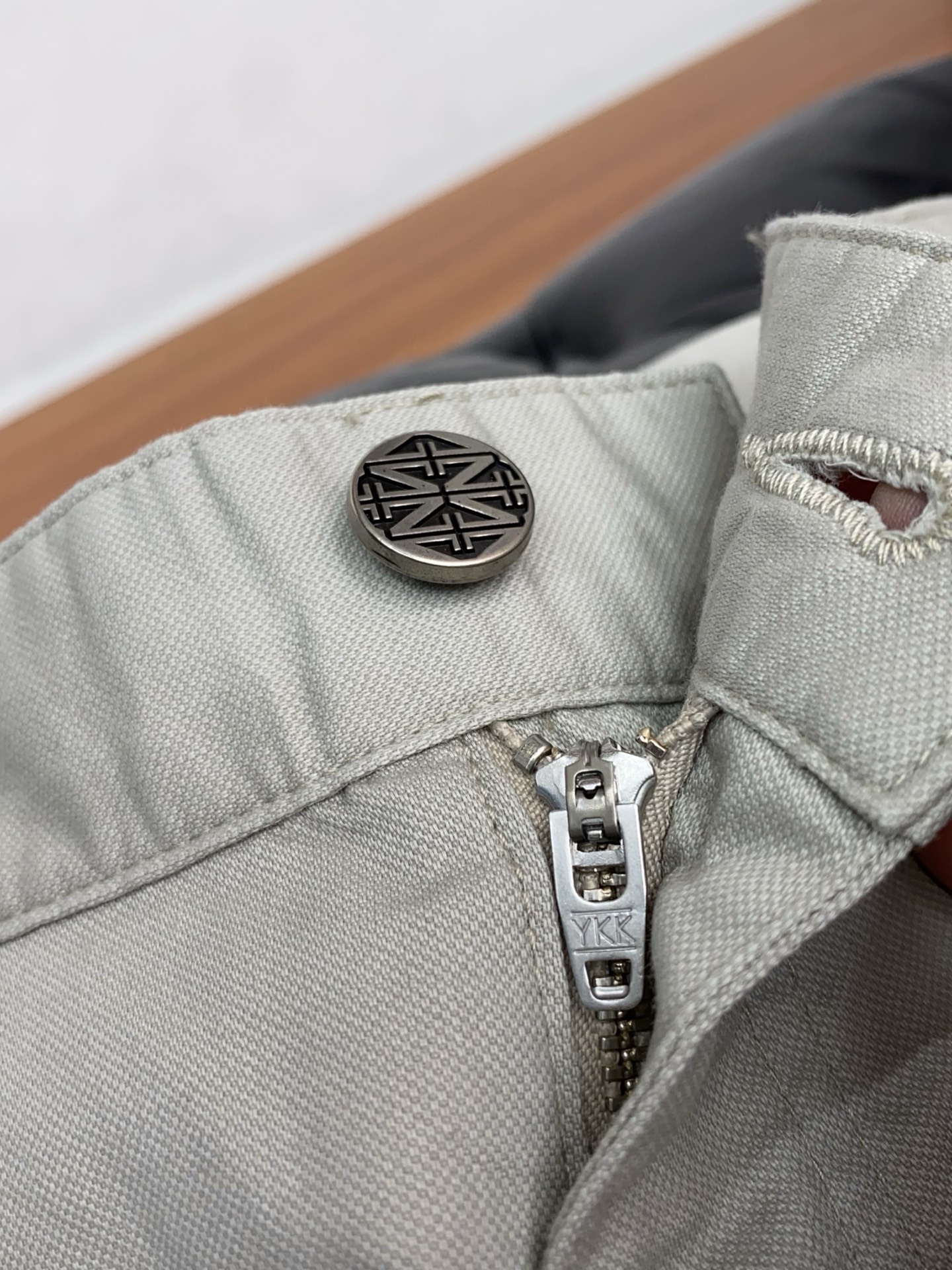 杰尼亚 2026春夏新款 休闲裤 干净利落剪裁，都市风十足 采用精纺面料手感软糯干爽，上身效果挺括有型。