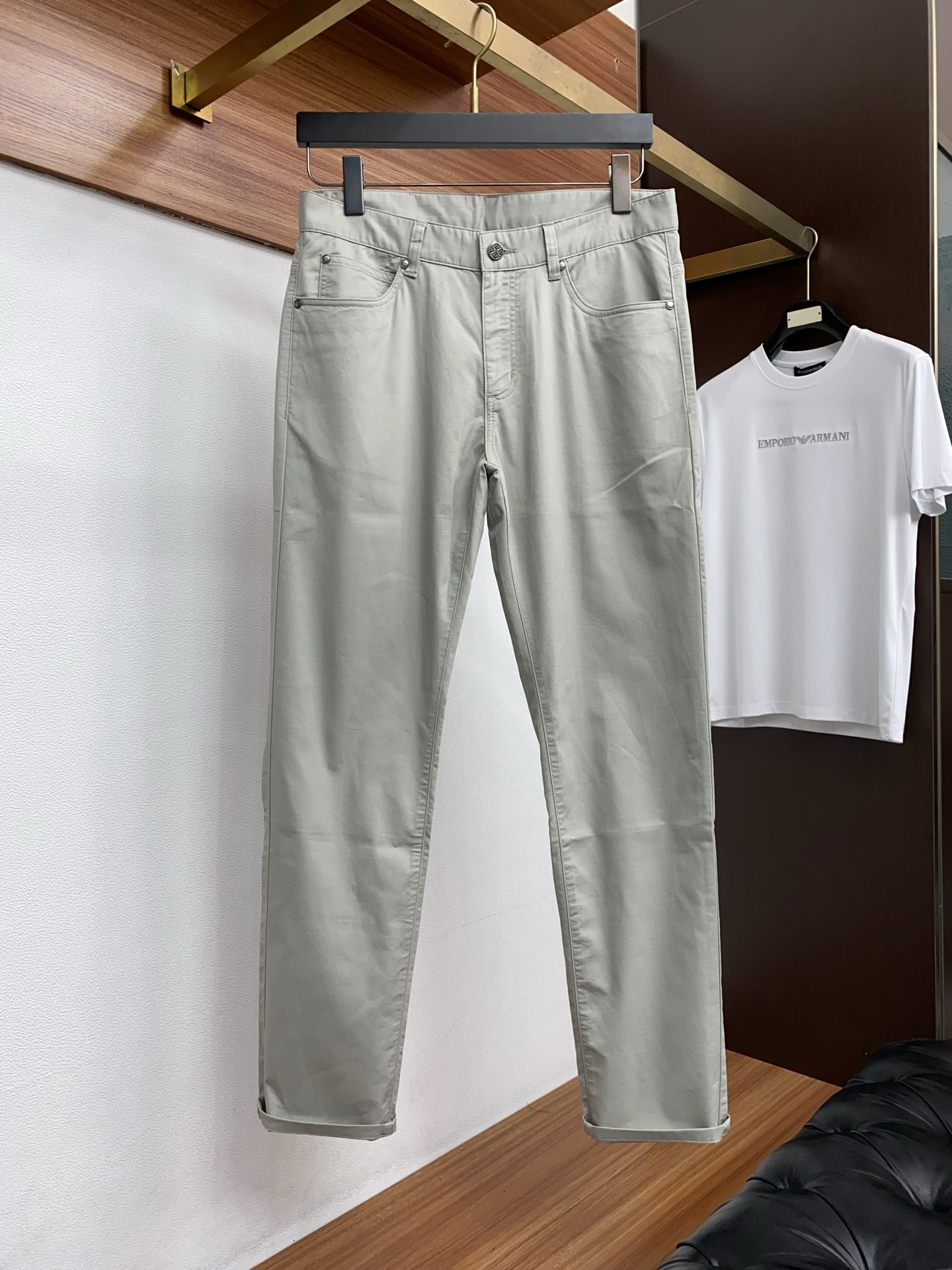 杰尼亚 2026春夏新款 休闲裤 干净利落剪裁，都市风十足 采用精纺面料手感软糯干爽，上身效果挺括有型。