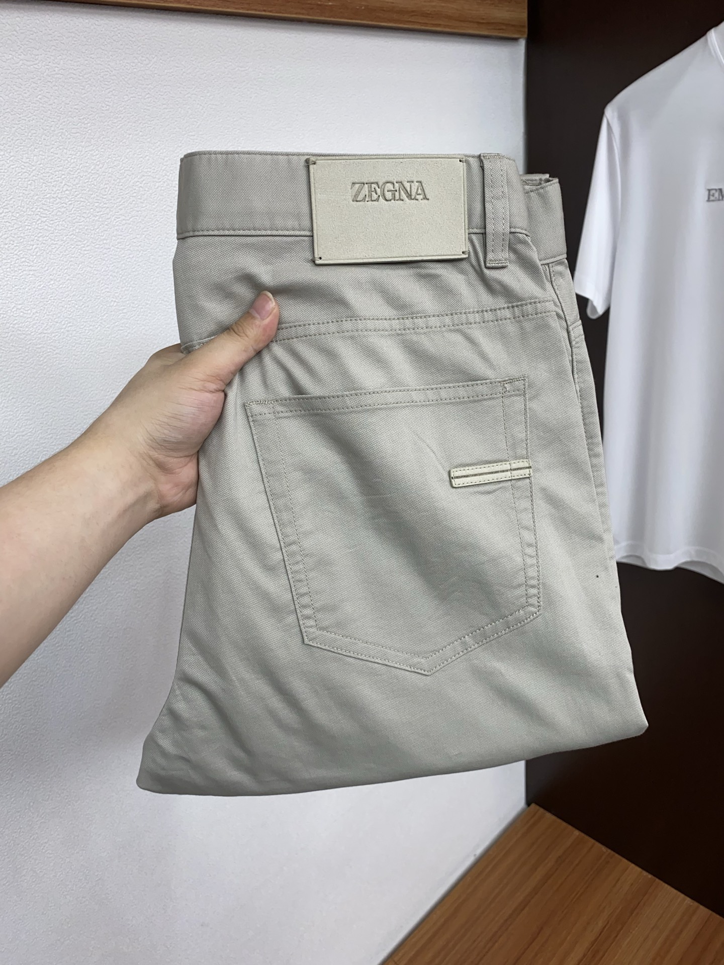 杰尼亚 2026春夏新款 休闲裤 干净利落剪裁，都市风十足 采用精纺面料手感软糯干爽，上身效果挺括有型。