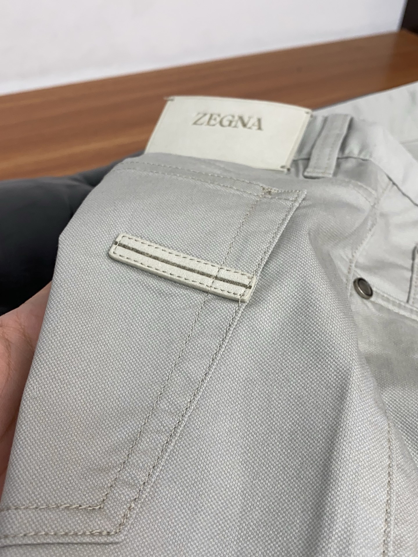 杰尼亚 2026春夏新款 休闲裤 干净利落剪裁，都市风十足 采用精纺面料手感软糯干爽，上身效果挺括有型。